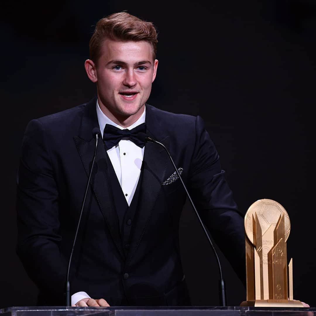 UEFAチャンピオンズリーグさんのインスタグラム写真 - (UEFAチャンピオンズリーグInstagram)「🏅 Matthijs de Ligt = Best under-21 player in 2019. Agree? ⁣ #UCL #ballondor」12月3日 18時31分 - championsleague