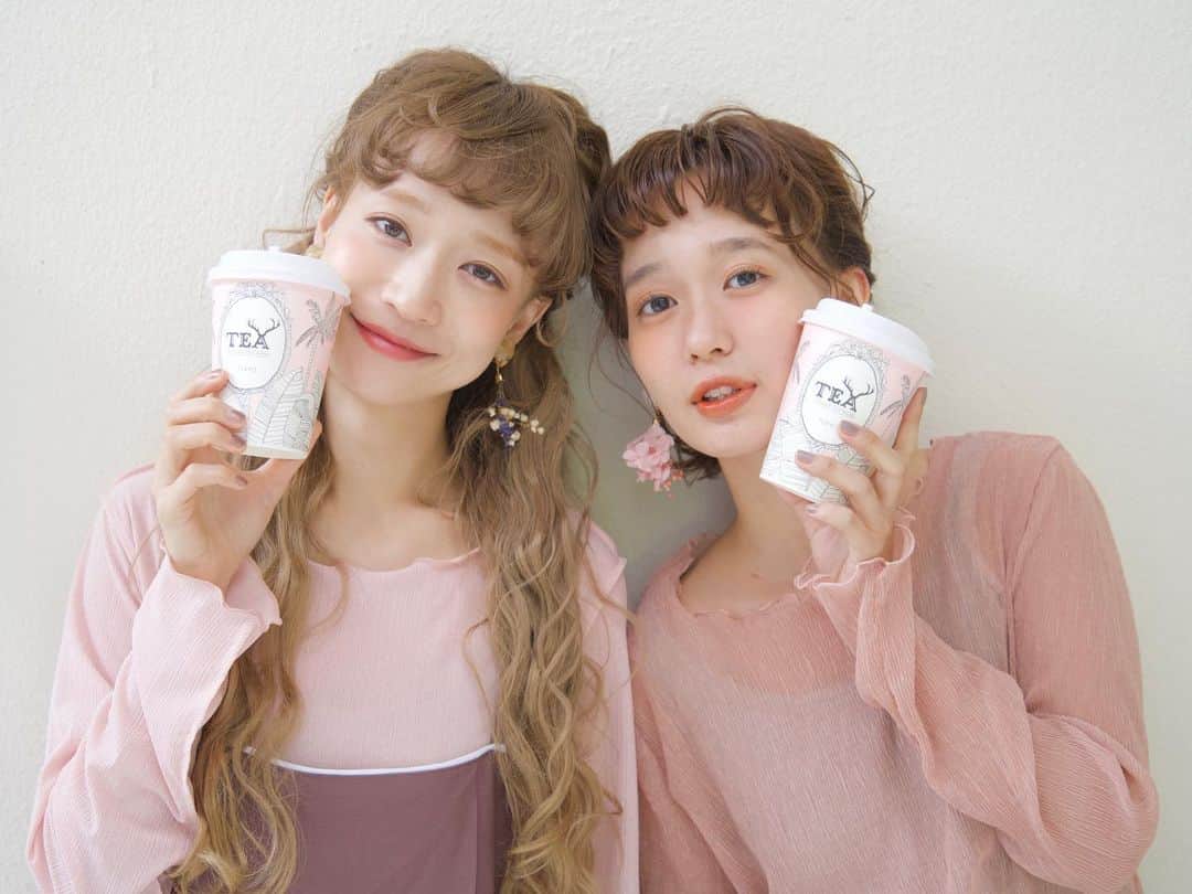 waco⭐️CHACOのインスタグラム：「🦌ALFRED TEA ROOM x CHACO🌈  新宿店限定でコラボアクセサリーの販売が決まりました！ 12月13日〜12月20日　 ALFRED TEA ROOM  @新宿ルミネエスト店  5種類のドリンクをイメージしたお花の組み合わせのピアス＆イヤリングです💕 お茶屋さんとのコラボは初めてなのでドキドキしますがとってもおいしいドリンクだらけなので是非この期間にゲットしてくださいね。 数量限定で新宿ルミネエスト店でドリンクとセット販売となります。  model @iamihsahakatiam @shibasaaki  costume @kastane_  photo @eikoumaejiyu  hair @eight_hair  flower @wacochaco」