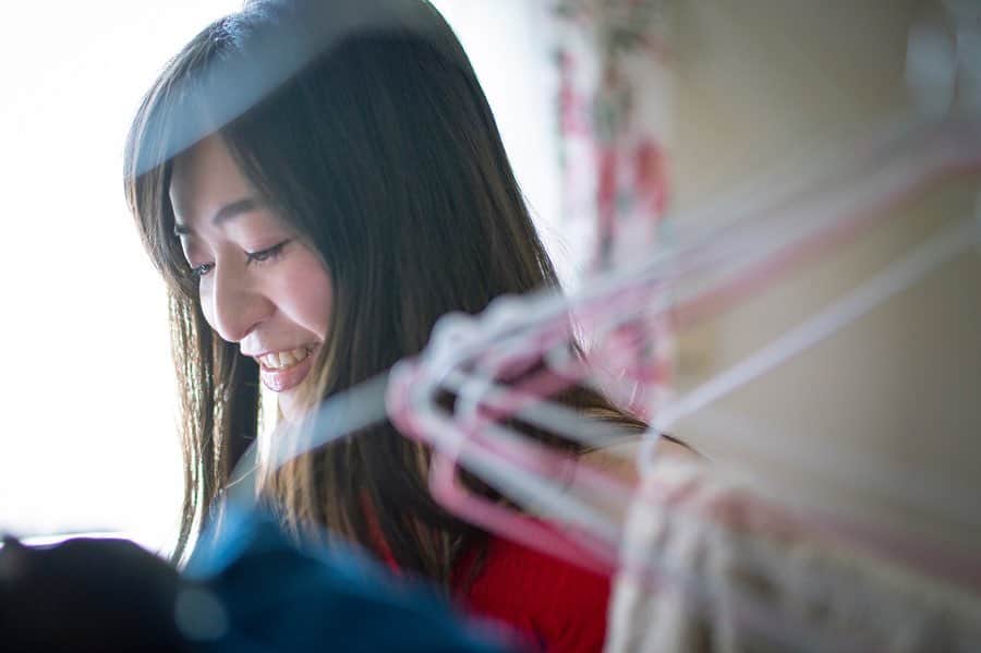 今井安紀のインスタグラム：「Taken by @hiroko.camera . My coworker, and also friend Hiroko came to my home. She loves taking pictures and she can photograph natural facial expression. 同じ事務所の石井寛子ちゃん がうちに来てくれて、たくさん写真撮ってくれました。 どんな話しながら撮ったかは2人の秘密。  #inmyroom #photolovers #portrait #写真撮ってる人と繋がりたい #ポートレート #女子ポートレート #女子部屋」
