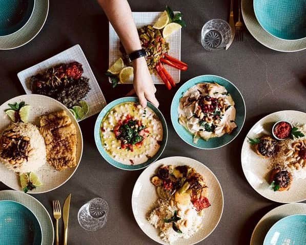 STIL IN BERLINのインスタグラム：「This Sunday night, I'm hosting a small dinner at @kreuzberger.himmel, a wonderful Syrian restaurant on Yorckstraße. It's run by local Verein @beanangelev and is committed to supporting refugees, offers jobs, apprenticeships and the possibility to pass on Syrian culture. And it's serving utterly delicious food. I have two seats to give away, wanna join? Leave a comment below.  photo credit: Nils Hasenau」