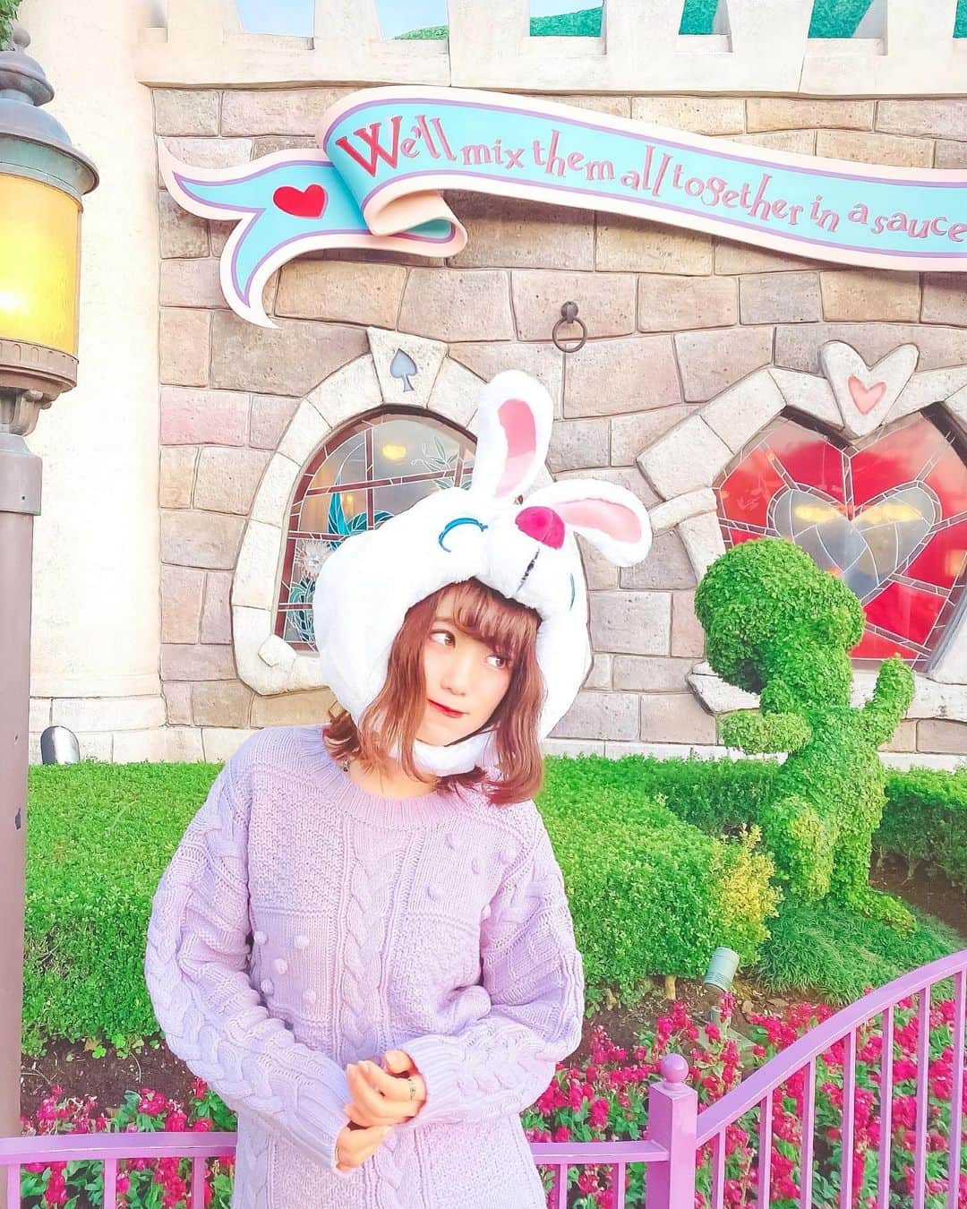 Kanaさんのインスタグラム写真 - (KanaInstagram)「ㅤ ㅤ 2つ前の投稿もそうなんだけど、 あごの下にマスクあるように見えない？😷笑 ㅤ ㅤ ㅤ ㅤ はぁ〜〜 ㅤ 楽しみなことがあると それまでがすごい長く感じるよね🥱💭 いまそれ！🤢💘 ㅤ ㅤ ㅤ ㅤ ㅤㅤ ㅤㅤ #kana_disney ㅤ ㅤㅤㅤ #東京ディズニーランド #東京ディズニーリゾート #トゥモローランド #白うさぎ #トランプ兵 #アリス #不思議の国のアリス #ファンキャップ #リンクコーデ #ディズニーコーデ #ニットセットアップ #セットアップ #tokyodisneyland #tdl #tokyodisneyresort #tdr #tomorrowland #aliceinwonderland #whiterabbit #17kg」12月3日 18時42分 - kalnnas2