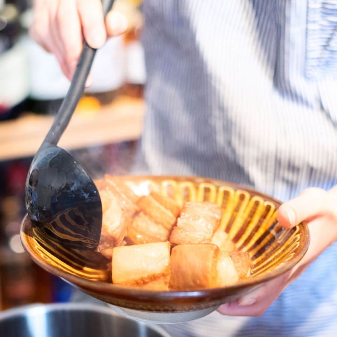 Iguchi Takuto... おうちごはんおじさんさんのインスタグラム写真 - (Iguchi Takuto... おうちごはんおじさんInstagram)「. The 10th Foodies Labo🍳 ..公式アカウント(@foodies_labo) 〜冬に食べたいほっこり料理〜 . •豚の角煮 •手羽先の煮込み •鯛の出汁茶漬け の3品をご紹介させていただきました。 #豚の角煮 #角煮 #手羽先 #出汁茶漬け #お茶漬け #鯛茶漬け . 参加してくださった皆様、ありがとうございました！ 当日の様子を見たい方は、ストーリーのハイライトからご覧下さいねー🙆‍♂️ . 次回は、1月！ 公式アカウント(@foodies_labo)のストーリーにて近日告知します！ 是非ご興味ある方はお越し下さいね☻！ . . 美味しいで日本を元気に꒰⍨꒱.+* . #FoodiesLabo #料理教室 #ワークショップ #WS #料理教室東京  #料理研究会 #Tokyo #料理好きな人と繋がりたい #料理大好き #フードスタイリスト#趣味の料理研究家#料理家#料理研究家#井口タクト#おうちごはん#おうちごはんおじさん#おうちごはんLover#料理男子#家庭料理#フーディーテーブル#Foodstylist#ouchigohan_ojisan#instagramjapan」12月3日 18時42分 - ouchigohan_ojisan