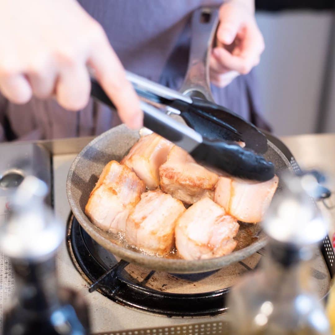Iguchi Takuto... おうちごはんおじさんさんのインスタグラム写真 - (Iguchi Takuto... おうちごはんおじさんInstagram)「. The 10th Foodies Labo🍳 ..公式アカウント(@foodies_labo) 〜冬に食べたいほっこり料理〜 . •豚の角煮 •手羽先の煮込み •鯛の出汁茶漬け の3品をご紹介させていただきました。 #豚の角煮 #角煮 #手羽先 #出汁茶漬け #お茶漬け #鯛茶漬け . 参加してくださった皆様、ありがとうございました！ 当日の様子を見たい方は、ストーリーのハイライトからご覧下さいねー🙆‍♂️ . 次回は、1月！ 公式アカウント(@foodies_labo)のストーリーにて近日告知します！ 是非ご興味ある方はお越し下さいね☻！ . . 美味しいで日本を元気に꒰⍨꒱.+* . #FoodiesLabo #料理教室 #ワークショップ #WS #料理教室東京  #料理研究会 #Tokyo #料理好きな人と繋がりたい #料理大好き #フードスタイリスト#趣味の料理研究家#料理家#料理研究家#井口タクト#おうちごはん#おうちごはんおじさん#おうちごはんLover#料理男子#家庭料理#フーディーテーブル#Foodstylist#ouchigohan_ojisan#instagramjapan」12月3日 18時42分 - ouchigohan_ojisan