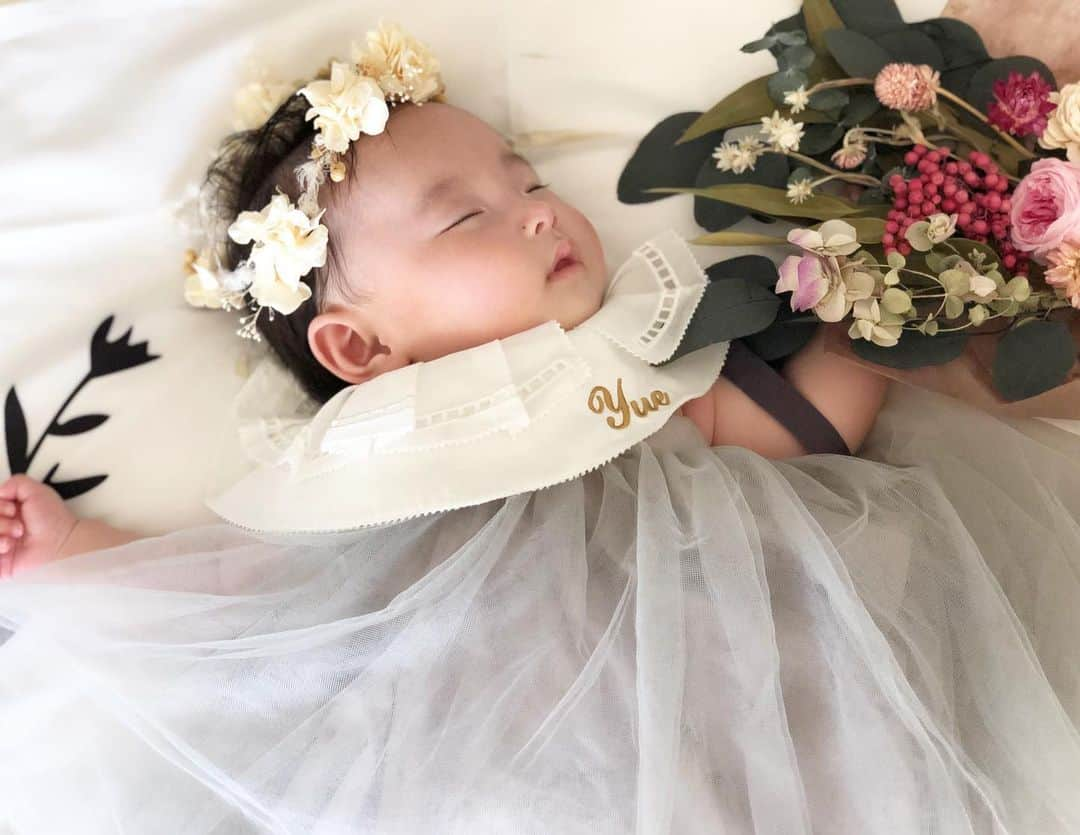 菊井彰子さんのインスタグラム写真 - (菊井彰子Instagram)「2019.12.3 100days Anniversary 👶💐 毎日沢山の幸せをありがとう❤️ 出産お祝いで頂いたベビードレスと手作りの花かんむりを着ました👗✨ #百日祝い  #百日  #100days #100daysmyprincess  #お食い初め  #お食い初めコーデ  #新米ママ #生後3ヶ月  #生後3ヶ月女の子」12月3日 18時52分 - yanakiku_kiku