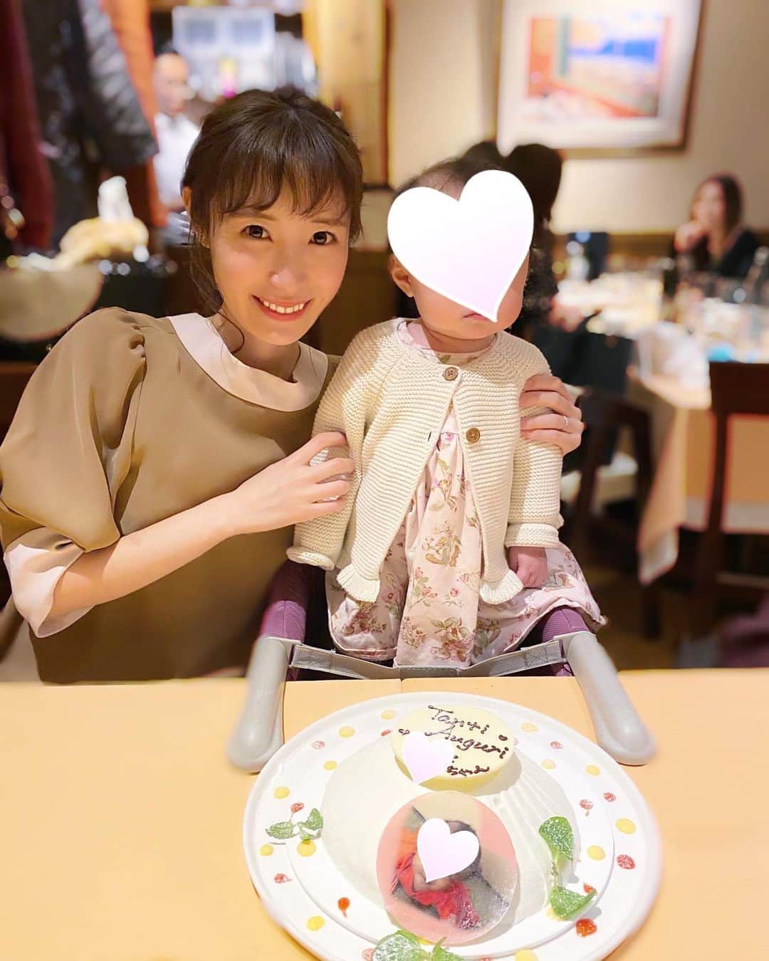 小林真由のインスタグラム：「⋆﻿ ⋆﻿ 行きつけのお店で🎂﻿ 娘もお店のお料理デビュー。 ﻿ 味付けはほぼせずに..とお願いしたら﻿ おめで鯛の鯛がゆを作って下さいました🐟👏﻿ あさりのお出汁が美味しかったようで﻿ パクパク食べてた🥺　　メモメモ📝﻿ ﻿ そしてドイツのお友達が﻿ 誕生日当日に送ってくれた﻿ フラワーアレンジメントがまだ綺麗🥺🙏﻿ 感動して涙でした。。﻿ 娘を想ってもらえるのは自分のこと以上に嬉しい。﻿ ﻿ #誕生日 #お誕生日おめでとう #バースデー #ケーキ #イタリアン #離乳食 #誕生日会 #1歳 #1歳誕生日 #女の子ベビー #ベビー #ママライフ #ママコーデ #女の子ママ #セルフォード #birthday #1thbirthday #girl #baby #cake #celford #花 #フラワー #うさちゃん可愛い #セルフォード」
