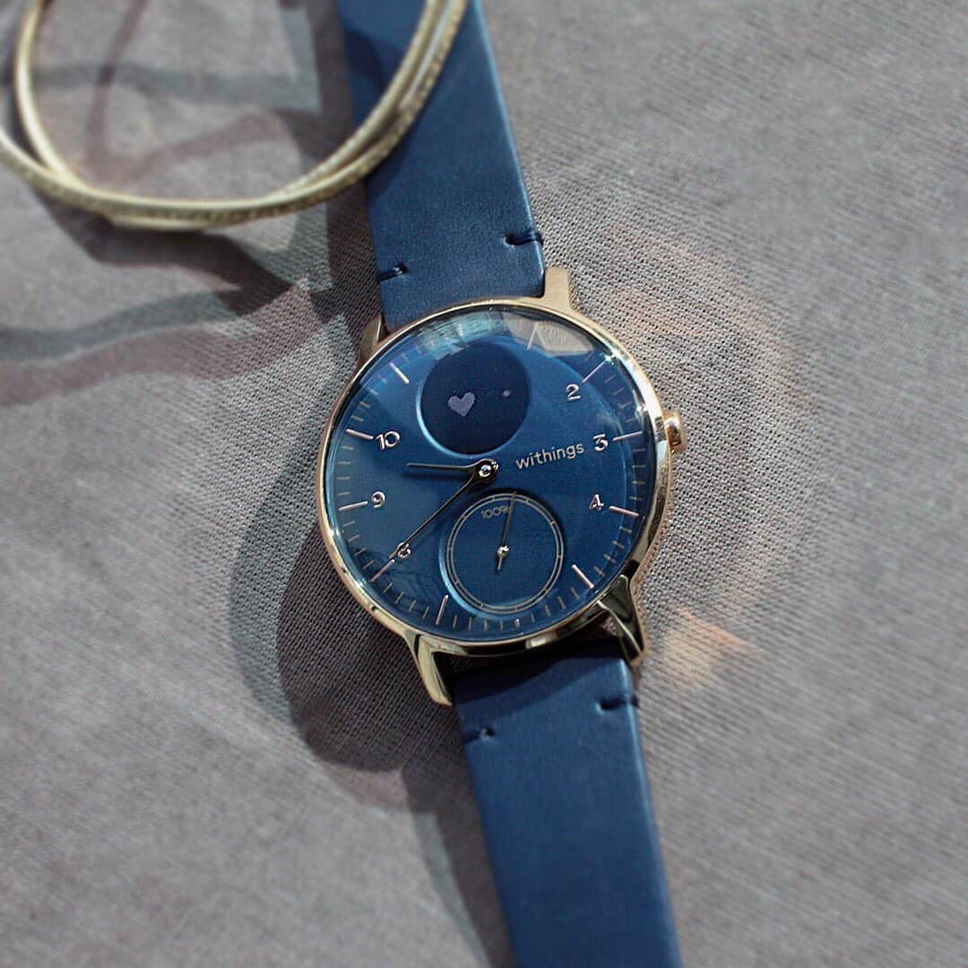 のインスタグラム：「人々の健康をサポートする @Withings（ウィジングス）フランスの「Steel HR」からエレガントなデザインのプレミアムモデルがWEB限定で登場⌚️✨ 付けているだけで毎日の生活での運動内容・歩数・カロリー・心拍などを自動で認識し、あなたの健康をサポートします♪ ファッションに取り入れやすいラグジュアリーな見た目ながらも、防水や25日間持続するバッテリーなど、機能性ばっちり😊 暴飲暴食しがちな年末年始。さりげなくおしゃれに乗り切りましょう💕 ・ Withings Steel HR ローズゴールド・ブルー(写真) 25,718円（税込） - - - - - - - - - お求めは写真をタップしてオンラインショップへ✨ プロフィールページのURLからもどうぞ。@softbank_selection . #SoftBankSELECTION #ソフトバンクセレクション #Withings #ウィジングス#ガジェット #スマートウォッチ #腕時計コーデ #腕時計 #腕時計くら部 #手元俱楽部 #手元くら部 #ウェアラブル #スマートウォッチデビュー #スマートウォッチ #⌚️ #スマートウォッチのある生活 #コーディネート #ファッション #ファッションコーディネート #シンプルライフ #腕時計好きな人と繋がりたい #ジム ＃ワークアウト #オフィスコーディネート #お出かけ #おしゃれ #防水時計 #トレーニング記録 #活動量計 #ワークアウト女子 #ダイエット記録  #OLコーデ」
