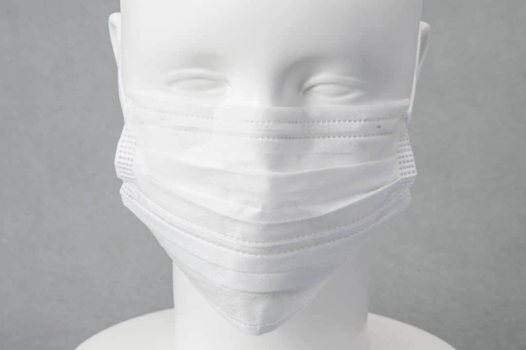 カインズさんのインスタグラム写真 - (カインズInstagram)「風邪予防や喉の乾燥防止に、この時期大活躍なマスク。でもめがねをかけてマスクをすると、隙間から漏れる息でレンズが曇ってしまいますよね。カインズの『めがねがくもりにくいマスク』は、ノーズフラップ付きで、鼻まわりからの息が漏れにくい構造。上部とセンターのダブルワイヤーがしっかりフィットし、口元には空間ができて呼吸しやすくなっています。 PFE(微粒子捕集効率)、BFE(細菌捕集効率)99%の高密度フィルターを採用、幅広ゴムで長時間でも耳にやさしい付け心地。 個包装なので、旅行先や出張先にも衛生的に持ち運べます。 ※マスクは感染を完全に防ぐものではありません。  めがねがくもりにくいマスク 大人用 30枚 ふつう/やや小さめ 価格 498円(税込)  詳しくはこちら https://www.cainz.com/shop/g/g4549509589884/ . #めがねがくもりにくいマスク #大人用 #小さめサイズ #ノーズフラップ #ダブルワイヤー #高密度フィルター #幅広ゴム #個包装 #mask #glasses #hardtogetfoggy #adults #smallsize #noseflap #doublewire #highdensityfilter #widerubber #individualpackage #cainz #cainzhome #カインズ #カインズホーム #くらしにらららカインズ」12月3日 19時00分 - cainz_official