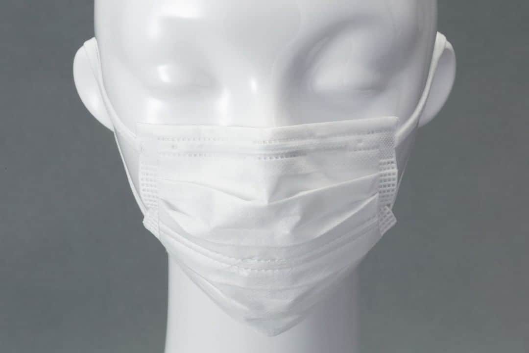 カインズさんのインスタグラム写真 - (カインズInstagram)「風邪予防や喉の乾燥防止に、この時期大活躍なマスク。でもめがねをかけてマスクをすると、隙間から漏れる息でレンズが曇ってしまいますよね。カインズの『めがねがくもりにくいマスク』は、ノーズフラップ付きで、鼻まわりからの息が漏れにくい構造。上部とセンターのダブルワイヤーがしっかりフィットし、口元には空間ができて呼吸しやすくなっています。 PFE(微粒子捕集効率)、BFE(細菌捕集効率)99%の高密度フィルターを採用、幅広ゴムで長時間でも耳にやさしい付け心地。 個包装なので、旅行先や出張先にも衛生的に持ち運べます。 ※マスクは感染を完全に防ぐものではありません。  めがねがくもりにくいマスク 大人用 30枚 ふつう/やや小さめ 価格 498円(税込)  詳しくはこちら https://www.cainz.com/shop/g/g4549509589884/ . #めがねがくもりにくいマスク #大人用 #小さめサイズ #ノーズフラップ #ダブルワイヤー #高密度フィルター #幅広ゴム #個包装 #mask #glasses #hardtogetfoggy #adults #smallsize #noseflap #doublewire #highdensityfilter #widerubber #individualpackage #cainz #cainzhome #カインズ #カインズホーム #くらしにらららカインズ」12月3日 19時00分 - cainz_official
