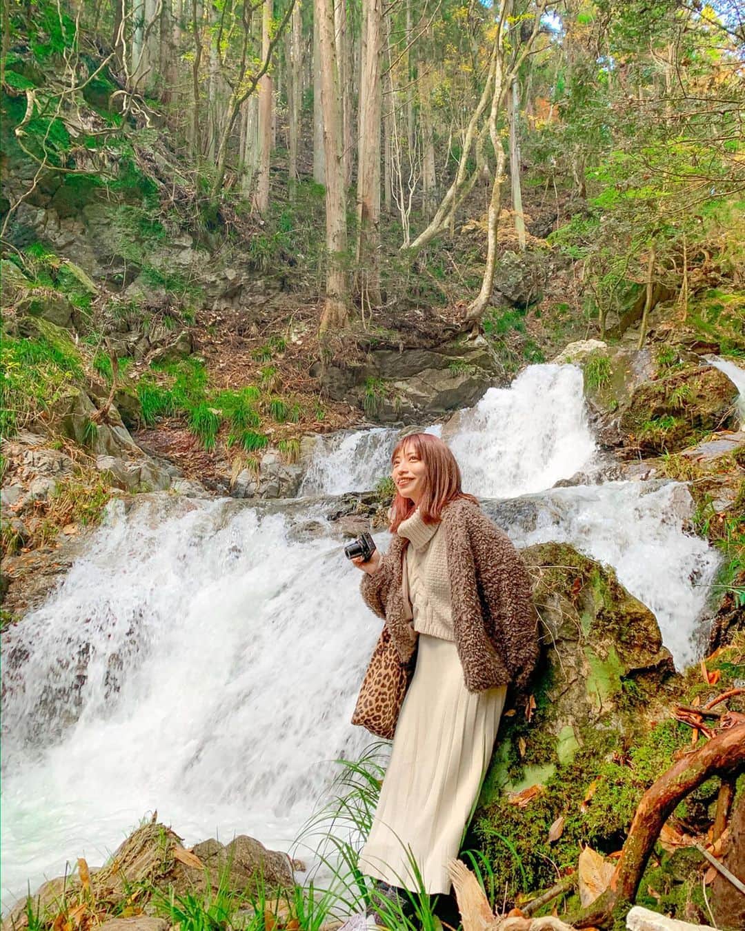 和希詩織さんのインスタグラム写真 - (和希詩織Instagram)「#triples #ibaraki#yoga . . 茨城県北の旅の続き🍁🏞 他の写真も見てね👉👉👉📸 . . 塩の道でプチトレッキング🚶‍♀️🏔 滝と大自然とトレッキングが 快適にプチ運動できてマイナスイオン補給完了😋📸 . . 森林の光の入り方すごいキレイ👏 . . 木に触れてカラダの電磁波をデトックス🌲 頭つけたらすごいスッキリした🤭 ほんとに電磁波とか吸ってくれるのかも😍 . . . 天馬夢( @amamu_official )ってところが凄すぎるスポットで✨ ☑️泊まれて ☑️ヘルシーな食事 ☑️ジム🏋️‍♀️ ☑️大自然一望しながらのヨガ🧘‍♀️ ☑️エステ ☑️乗馬 . . . 盛りだくさんなヘルスリゾートで 建物もオシャレで一気にキレイになれそうな宿で女子力向上に持ってこいだし🤭💕 とんでもない美容スポットが高萩にあってビックリ‼️ . . . 見ての通り紅葉の絶景を見ながらのヨガ最高にスッキリと心も洗われたし癒された🥺💕 . . . こんなとこで女子会したい😍 美容ツアーよ😋👏 間違いなく時間持て余さない💯 . . . ちなみに駅から送迎してくれるらしく東京からでもめちゃくちゃオススメすぎる所よ🤫💕 . . . . . . . . #茨城観光 #高萩#天馬夢 #美容垢 #ヨガ#ヨガレッスン#ヨガのある暮らし #滝#マイナスイオン#お出かけスポット#tabijo#旅したくなるフォト #たびじょ#女子旅#絶景#ヘルス#茨城県」12月3日 19時04分 - kazukishiori