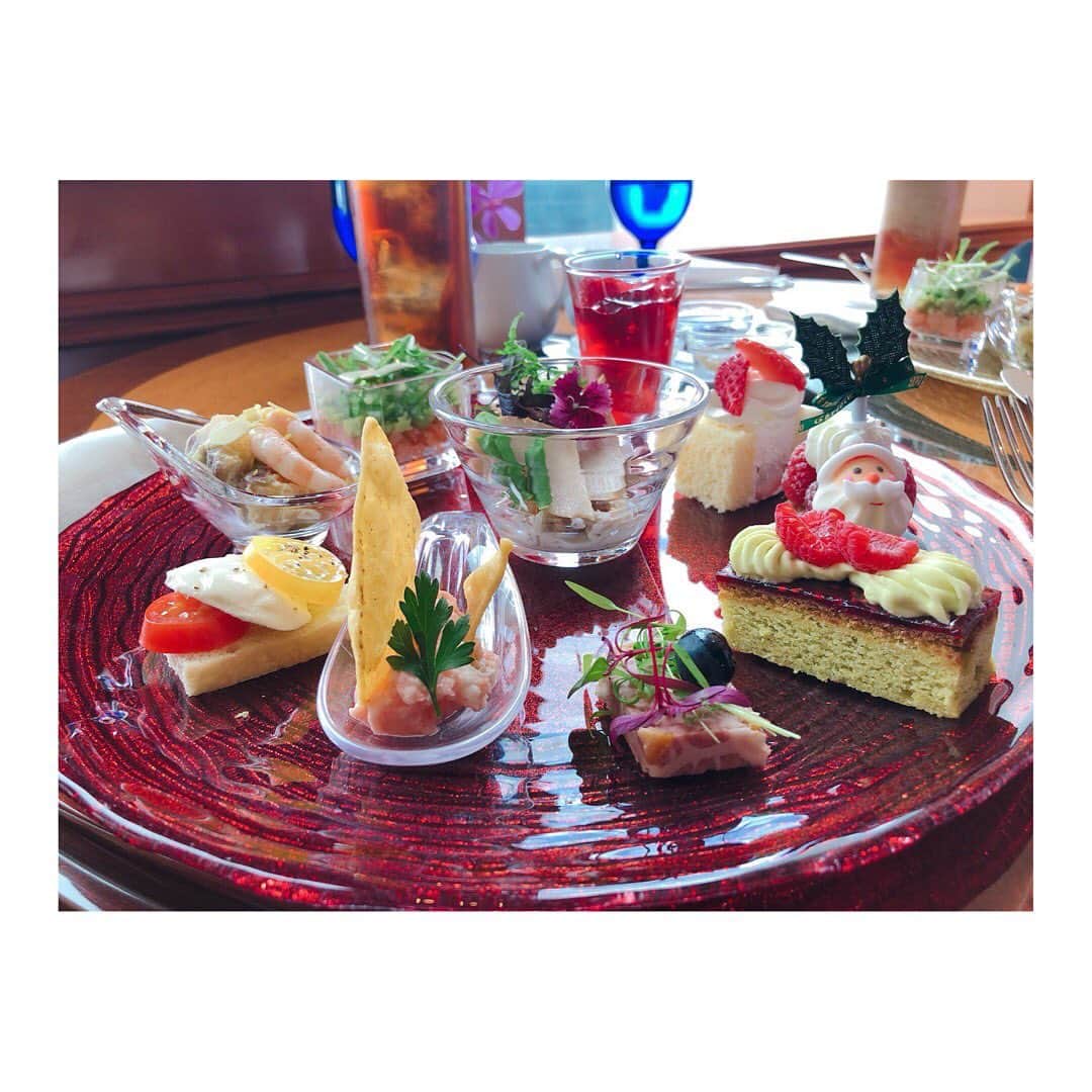 鈴木みのりのインスタグラム：「クリスマスアフターヌーンティープレート✨🎄❄ * #ティータイム #名古屋 #レストラン #名古屋グルメ #マリオットアソシアホテル #ジーニス #クリスマス #ワッフル #サンタ #スカイラウンジ #アフターヌーンティー #マリオット #nagoya #restaurant」