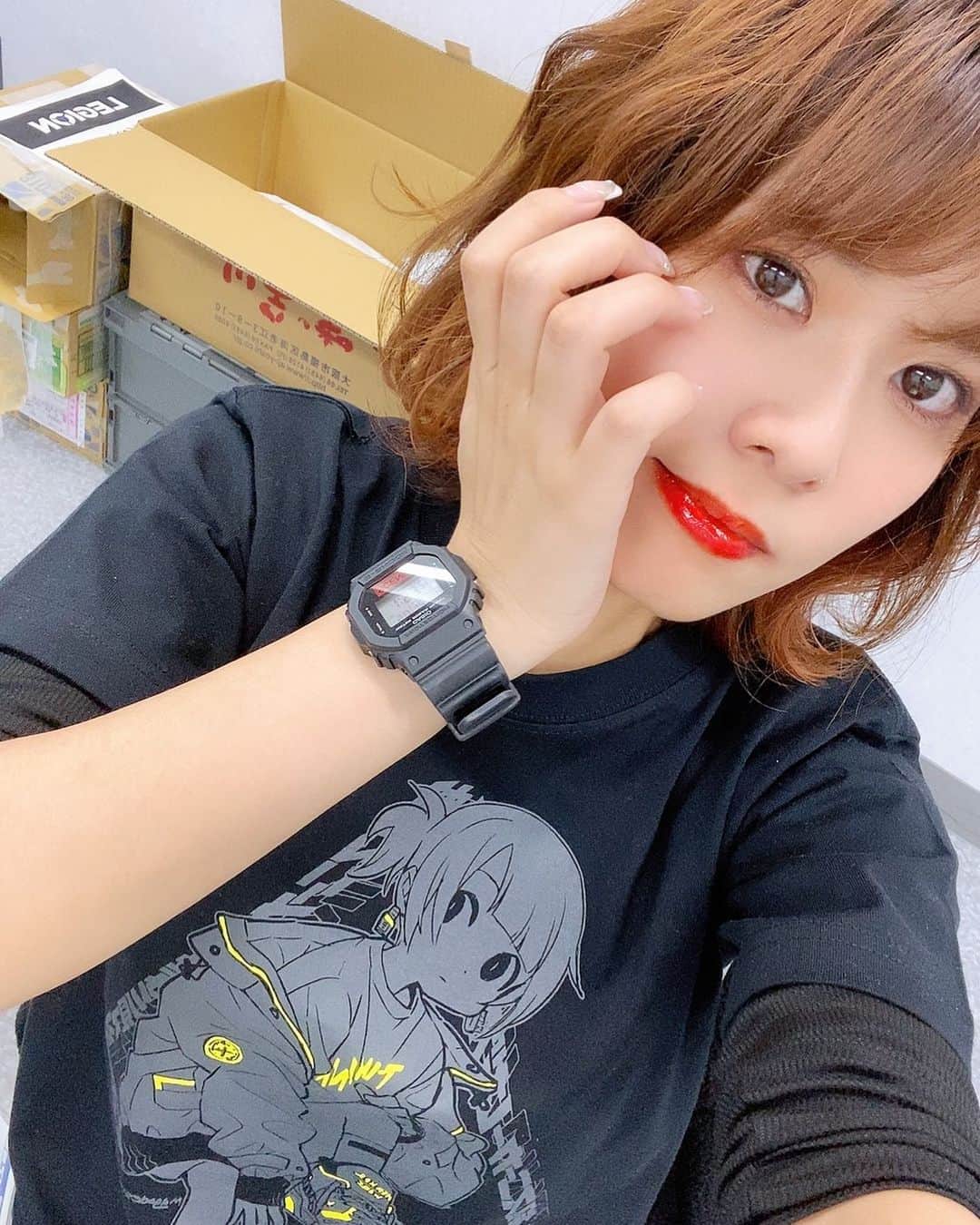 のインスタグラム：「まごさんのTシャツ可愛すぎ👟 やっぱスニーカーですわ、、、👍 Twitterでばずってるadidasの新作、パーカーとスカート、スニーカーも買った🙏 はやくきて撮影したい👋( ‘ω‘ 👋) やはりノーカラコン、ノーつけま、ノーマツエク、楽すぎて正義( ◜௰◝ ） まつげはしたまつ毛を育てるほうがまつエクより効果があるので、まつげ伸ばす系のコスメ色んなの試してます。 デカ目効果は、⤵︎下まつ毛！大事！ . . . シャツ:まごさん 時計:B'z G-SHOCK . . .  #ポートレート #portrait⠀ #コスプレイヤー #コスプレイヤー作家 #cosplayersofinstagram⠀ #otaku #cosplaymodel #KAWAII #kawaiigirl #otaku #косплей ⠀ #코스프레 #كوسبلاي #角色扮演 #mignonne」