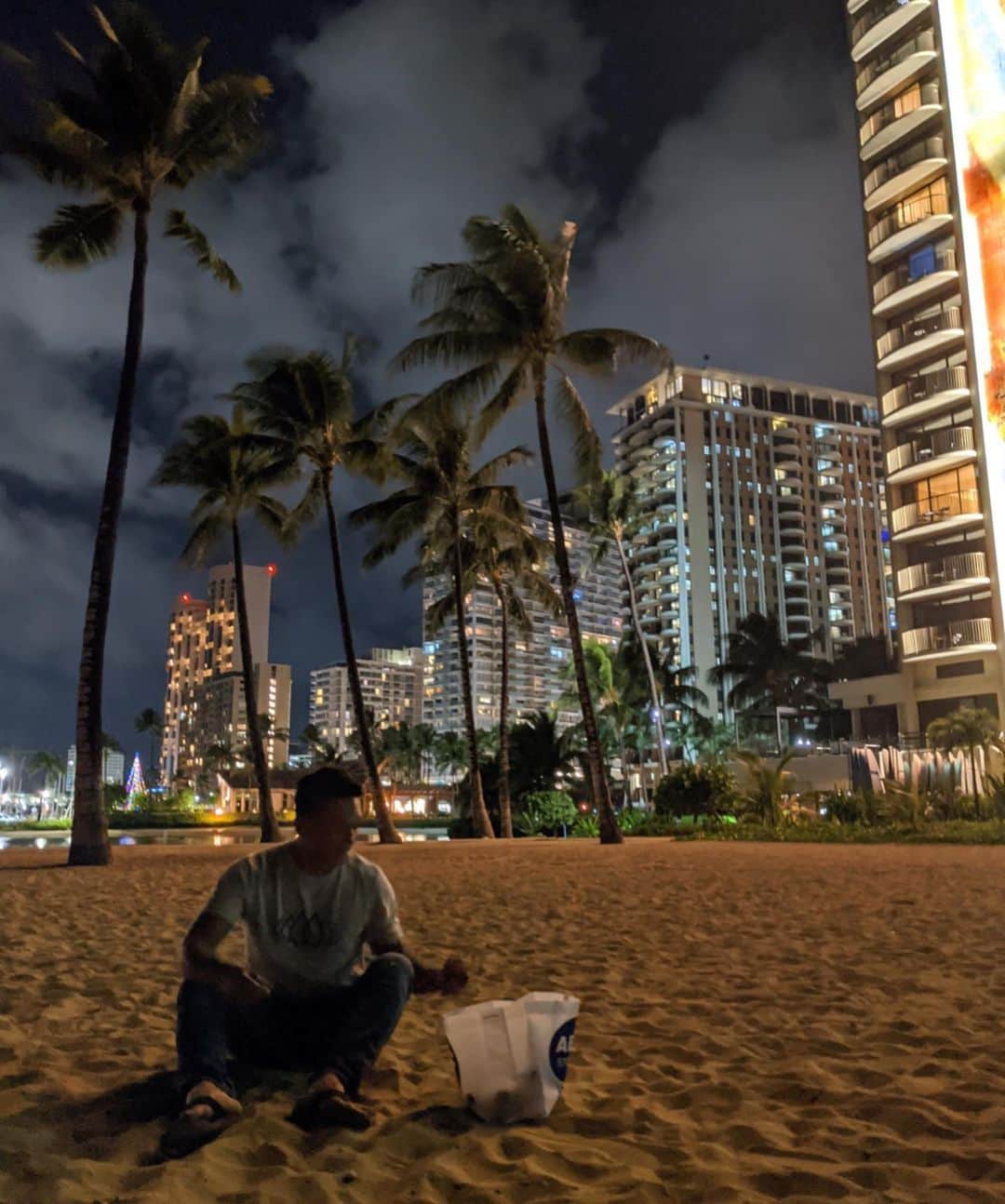 黒木なつみさんのインスタグラム写真 - (黒木なつみInstagram)「👣💛🌙 夜散歩♡♡♡ 夜のビーチも気持ち良くて大好き:D♫  しかしGoogle pixelで撮った夜景モードが神すぎて写真撮るの楽しすぎた♡  #hawaii #familytrip  #pixelで撮影 #teamGoogle」12月3日 19時06分 - natsumi0086