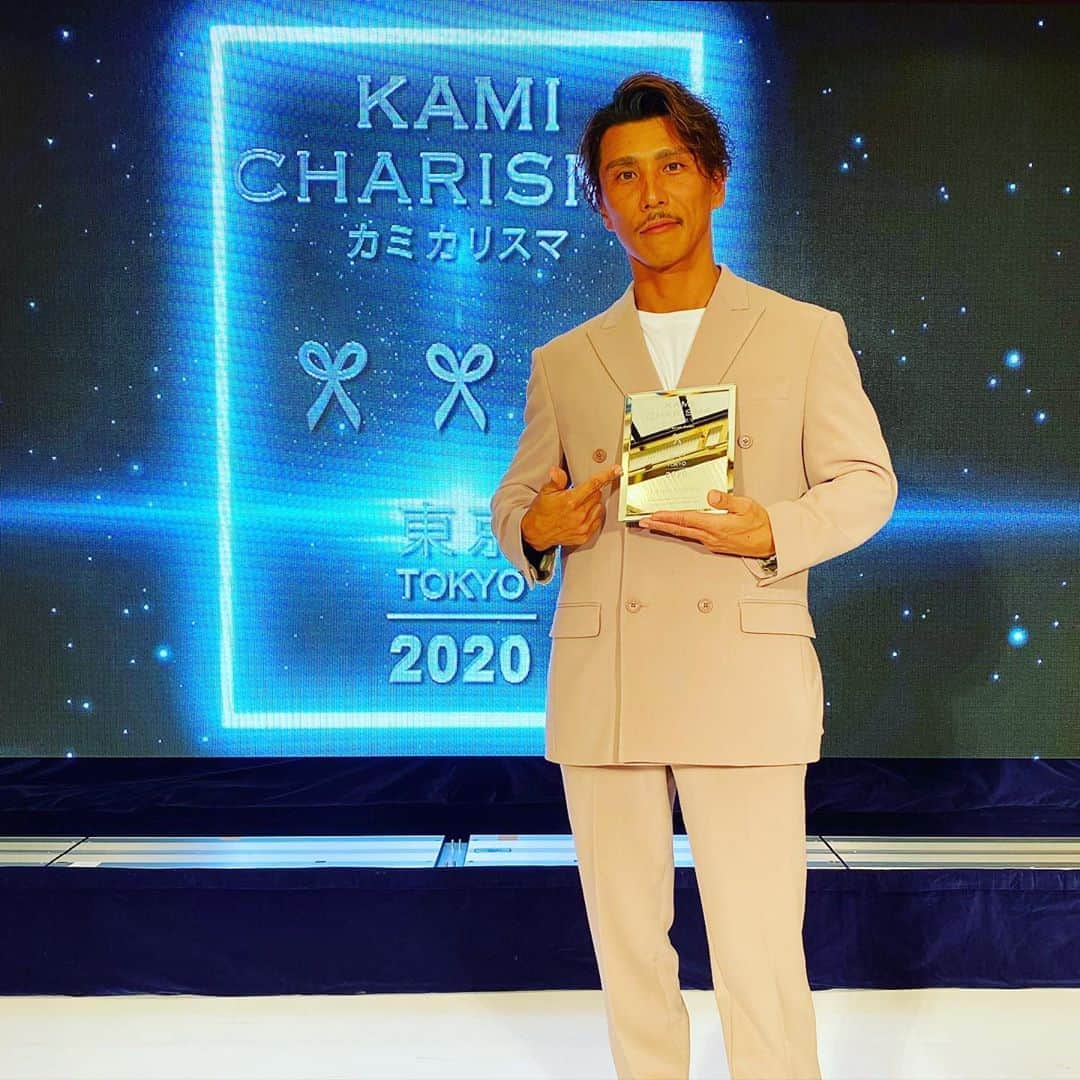 のインスタグラム：「この度、私事ではありますが日本を代表する美容師&美容室を世界に向けて紹介する書籍  KAMI CHARISMA 東京2020  にて受賞させて頂きました❗️ これに満足せず、もっともっと努力して高みを目指してより多くの女性、男性の方々を美しくカッコ良く出来るよう精進します✂︎ 美容師ってマジ最高です❗️ #kamicharisma #air #hair #haircolor #hairstyle #hairsalon #haircut #greach #workout #hawaii #supreme #nike #offwhite #fashion」