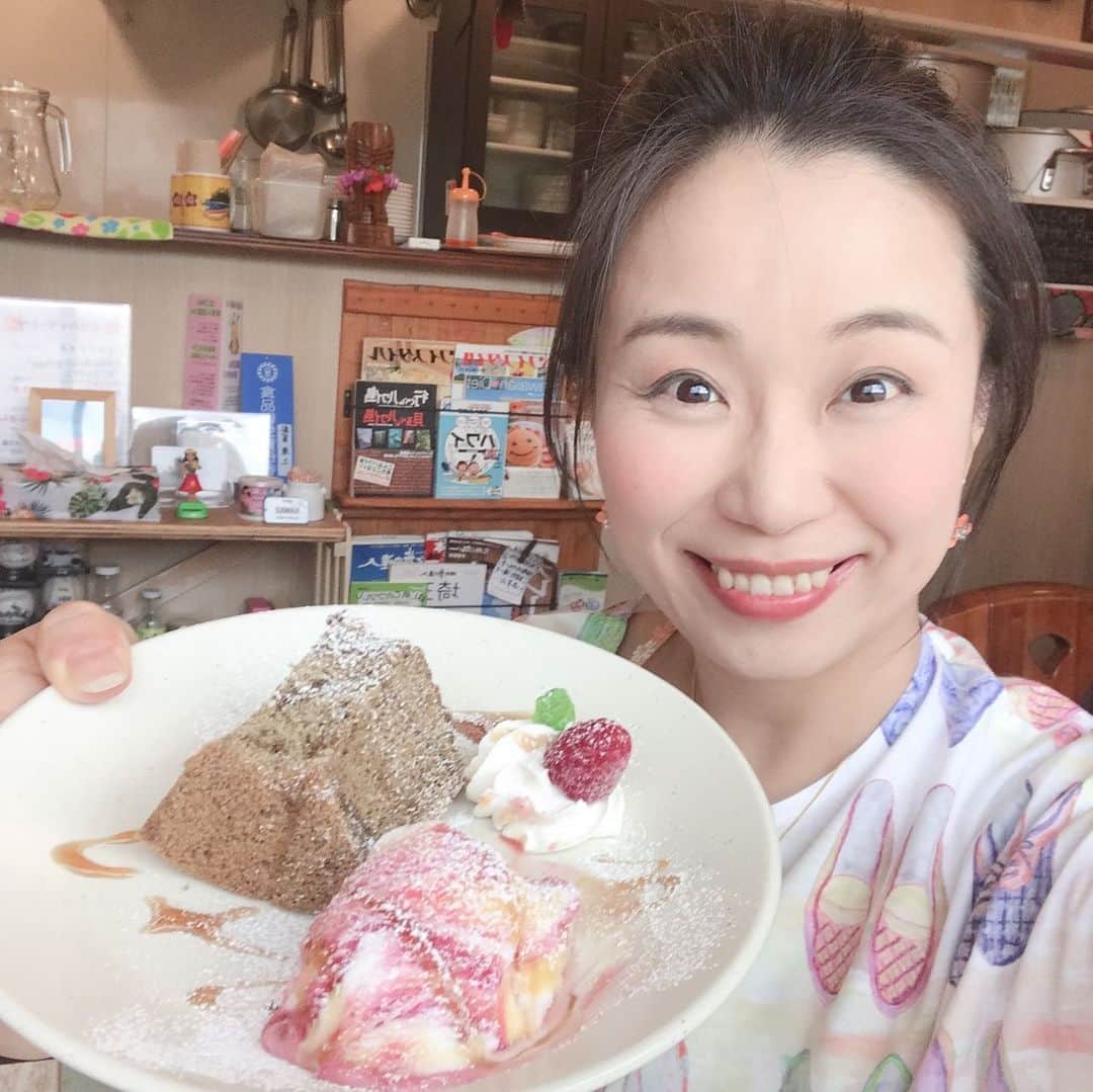 女子アナ47のインスタグラム：「こんにちは！ コミュニケーションモンスターことフリーアナウンサーの池田麻里子です😊  さっそくですが皆さんは日本三大銘茶をご存知ですか⁇ 三大銘茶とは京都の宇治茶、静岡茶、狭山茶のことです！  狭山にはここでしか食べられないお茶🍵のメニューがたくさんあるんです🌟  緑色の狭山茶カレー、狭山でしか飲めないSUBWAY狭山茶ラテ、本気の狭山茶割というチューハイ‥  お茶🍵が好きな方ぜひ狭山でお茶だらけの1日を楽しんでみませんか？ . #女子アナ47 #47発信プロジェクト #アナウンサー #フリーアナウンサー #女子アナ #地方創生 #地方創生アナウンサー #司会 #司会者#旅行好きな人と繋がりたい #47都道府県制覇の旅 #47都道府県制覇 #アナウンサーの日常  #女子アナウンサー  #女子アナが好き#狭山茶 #狭山茶グルメ #狭山 #狭山ランチ #狭山市グルメ #お茶 #お茶🍵 #お茶の時間 #お茶好き #お茶好きな人と繋がりたい #お茶割り #狭山茶カレー #狭山茶ラテ #日本三大銘茶」