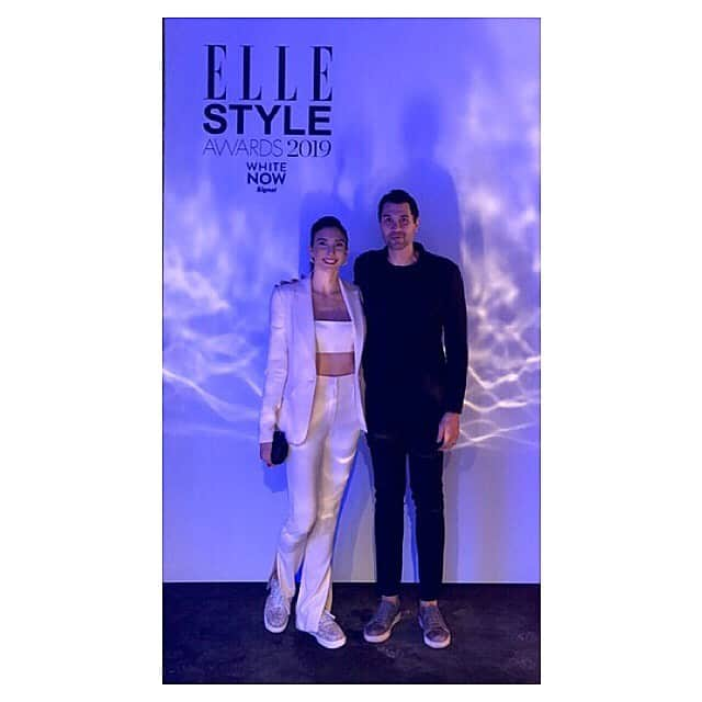 ナズ・アイデミルのインスタグラム：「Ve balkabağına dönüşmeden eve dönüp, oğullarını uyutan Akyollar pijamalarını giymişlerdi bile 😂🤘🏻 #ellestyleawards2019」