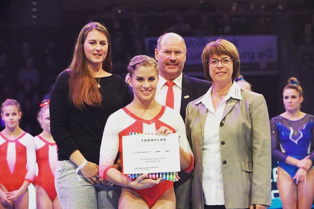 のインスタグラム：「Turnerin des Jahres 2019🎉 . Danke an den Turnclub Deutschland für die Auszeichnung 😍 @spitzensport_bundeswehr #me #eliseitz #gymnastics #nationalteam #germany #roadtotokyo2020 #proud #turnerindesjahres #gymnastoftheyear #happy」