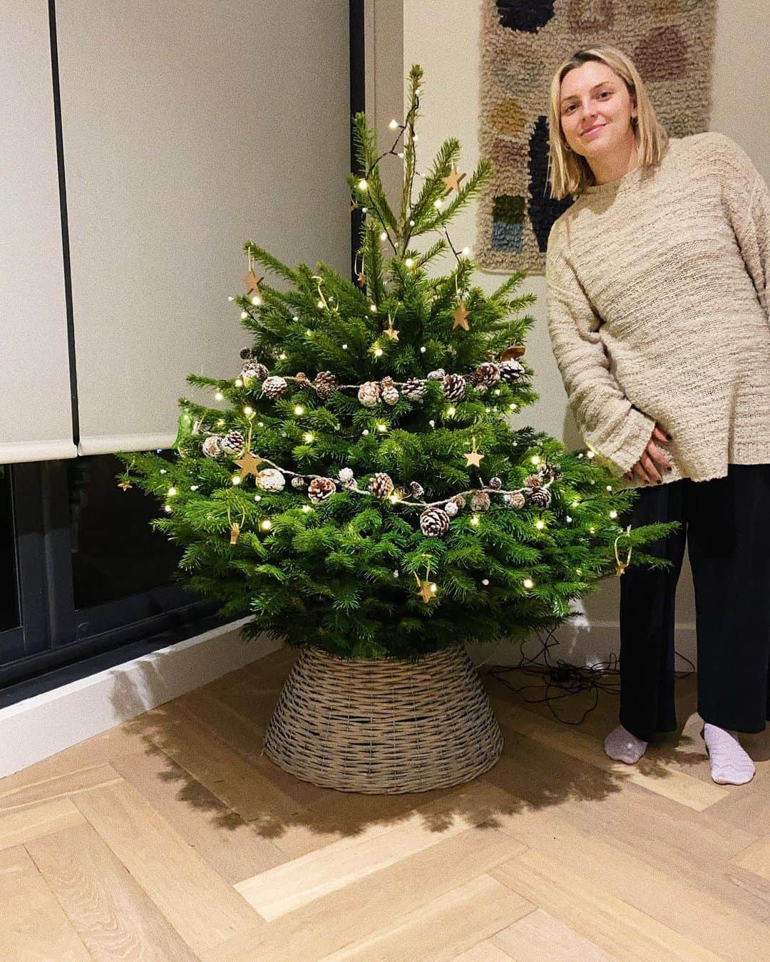 Estée Lalondeのインスタグラム：「Literally the saddest self timer pic in the history of self timer pics 😂🎄 I’m just out here trying my best to be festive OKAY?! Tree and decorations were kindly gifted from @patchplants ✨」
