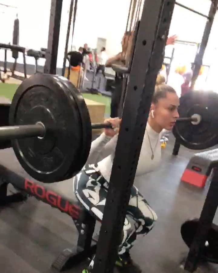 ベロニカ・ベガのインスタグラム：「Mannnnnn Im BACKKKKK!!!! Thank you God! This right here is my place to release stress. I’ve been out for two months. I’m excited to be in this space!! Starting 2020 TODAY!! Came in hella weak today but I’m happy I’ve committed to my consistency. You can see in my second slide I’m struggling more than I have before. Can’t wait to make that change and become strong again. Hope y’all have a productive week! Start planning for what you want to change next year NOW!! Shout out to my trainer too. Took my fatt a$$ back with LOVE 😏 @_kingfitness」