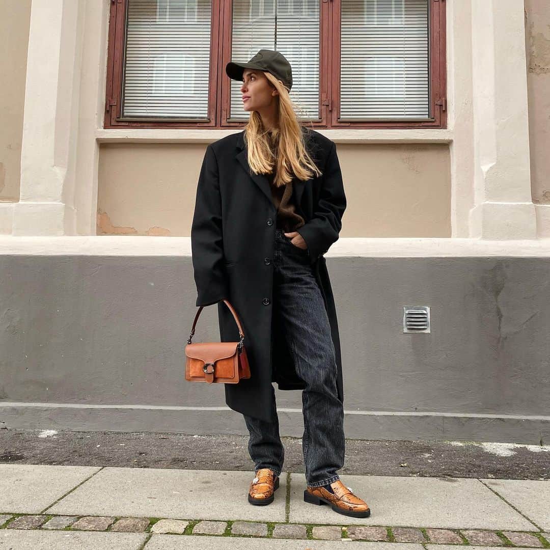 ペニーレ・タイスベックのインスタグラム：「Annonce @coach  Favorite combo: Men’s coat + Women’s bag  #coachny #tabbybag」