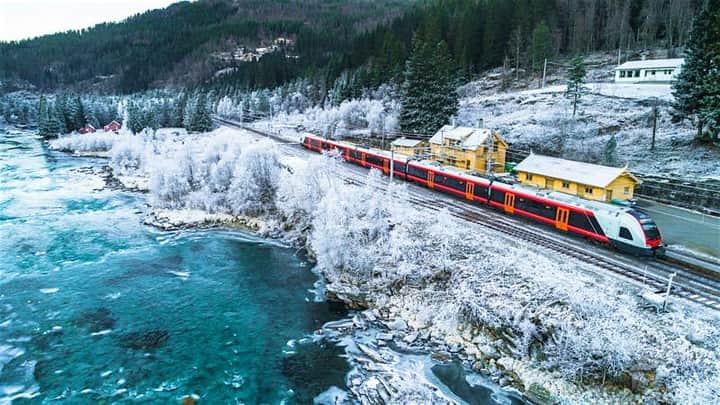 Lonely Planetのインスタグラム：「Oslo to Bergen might be Europe’s best train journey. Linking Norway’s two most important cities, the Bergensbanen runs for 308 miles and takes a full six and a half hours to cross some of Europe’s most inhospitable terrain. Do you have a favorite train route in Europe? Tap our bio link to find out why we think this one is so special.」