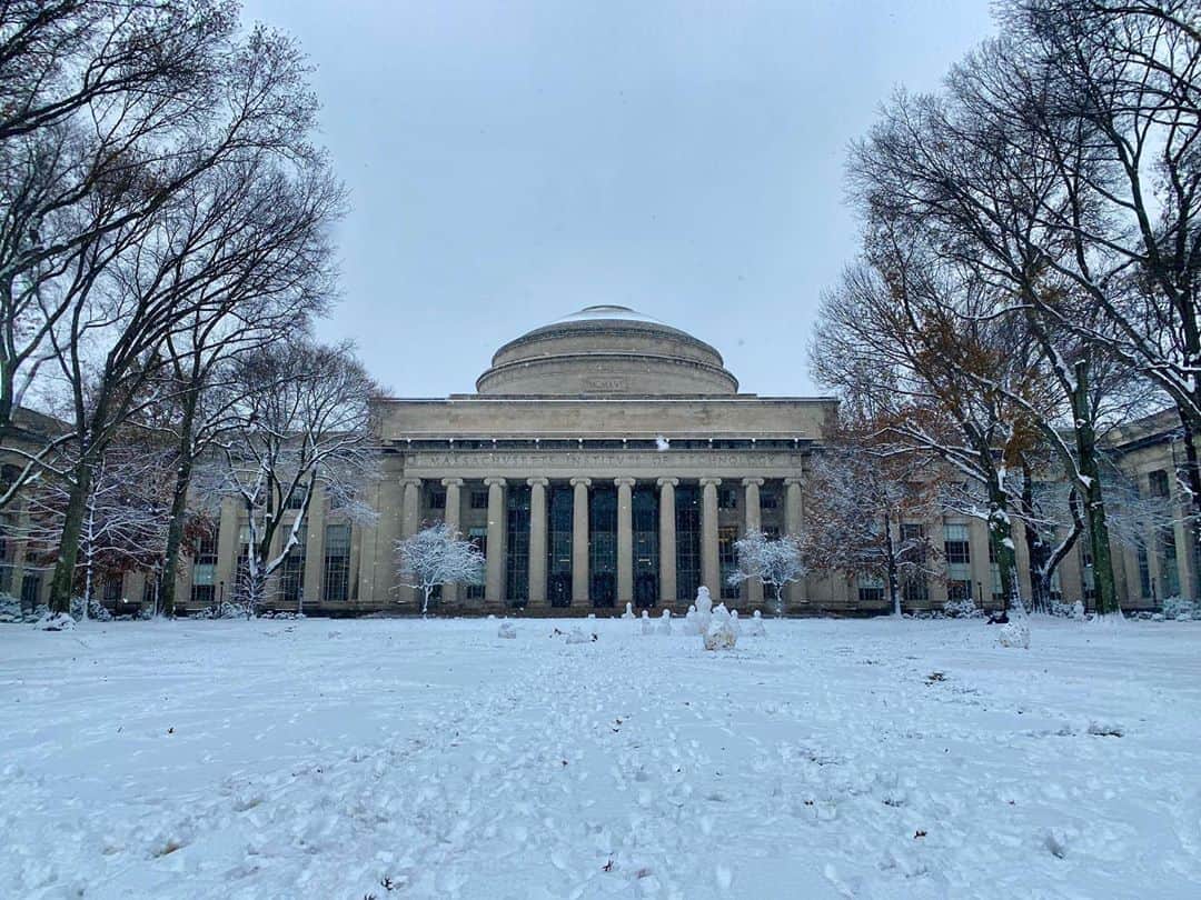 TAKAのインスタグラム：「MITも雪化粧。 今日は公立学校が休みになるくらい雪が凄いのですが、MITは通常通り。そして私も通常通り研究してます。」