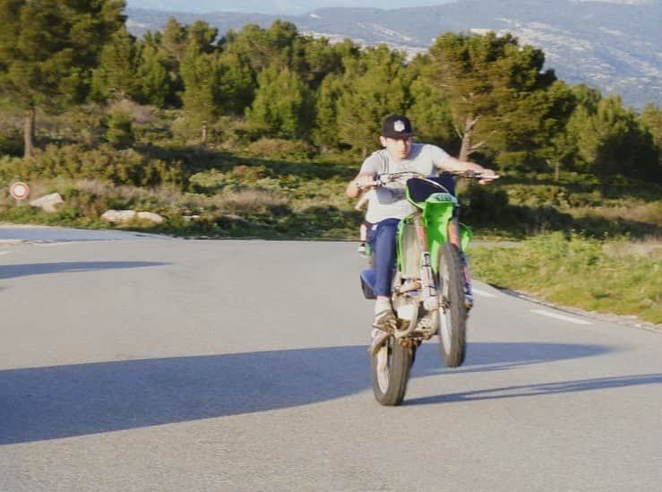フロリアン・トヴァンのインスタグラム：「Petite roue arrière pour célébrer la victoire 💙😍 #FlotovEnY 🛵🛵🛵 @juldetp」