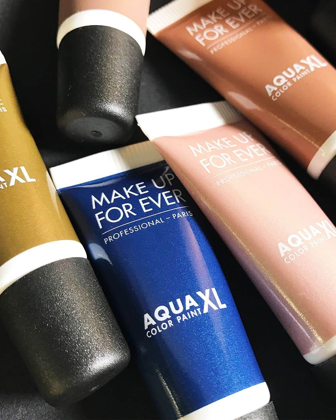 MAKE UP FOR EVER OFFICIALさんのインスタグラム写真 - (MAKE UP FOR EVER OFFICIALInstagram)「So many colors, so little time. -  #AquaXLColorPaint in L-22 Shiny Navy Blue, M-52 Matte Beige and I-42 Shiny Golden Copper  #makeupforever」12月4日 5時01分 - makeupforever