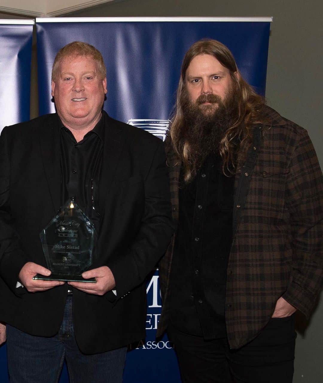 ASCAPさんのインスタグラム写真 - (ASCAPInstagram)「When @chrisstapleton makes a surprise visit to present you with an 🏆!! Congrats to #ASCAP VP Mike Sistad on receiving @belmontu’s Music City Milestone Award.. Mike has nurtured & signed #ASCAPCountry hitmakers including #chrisstapleton @kelseaballerini @olddominionmusic @brothersosborne @carlypearce & many more!」12月4日 5時06分 - ascap