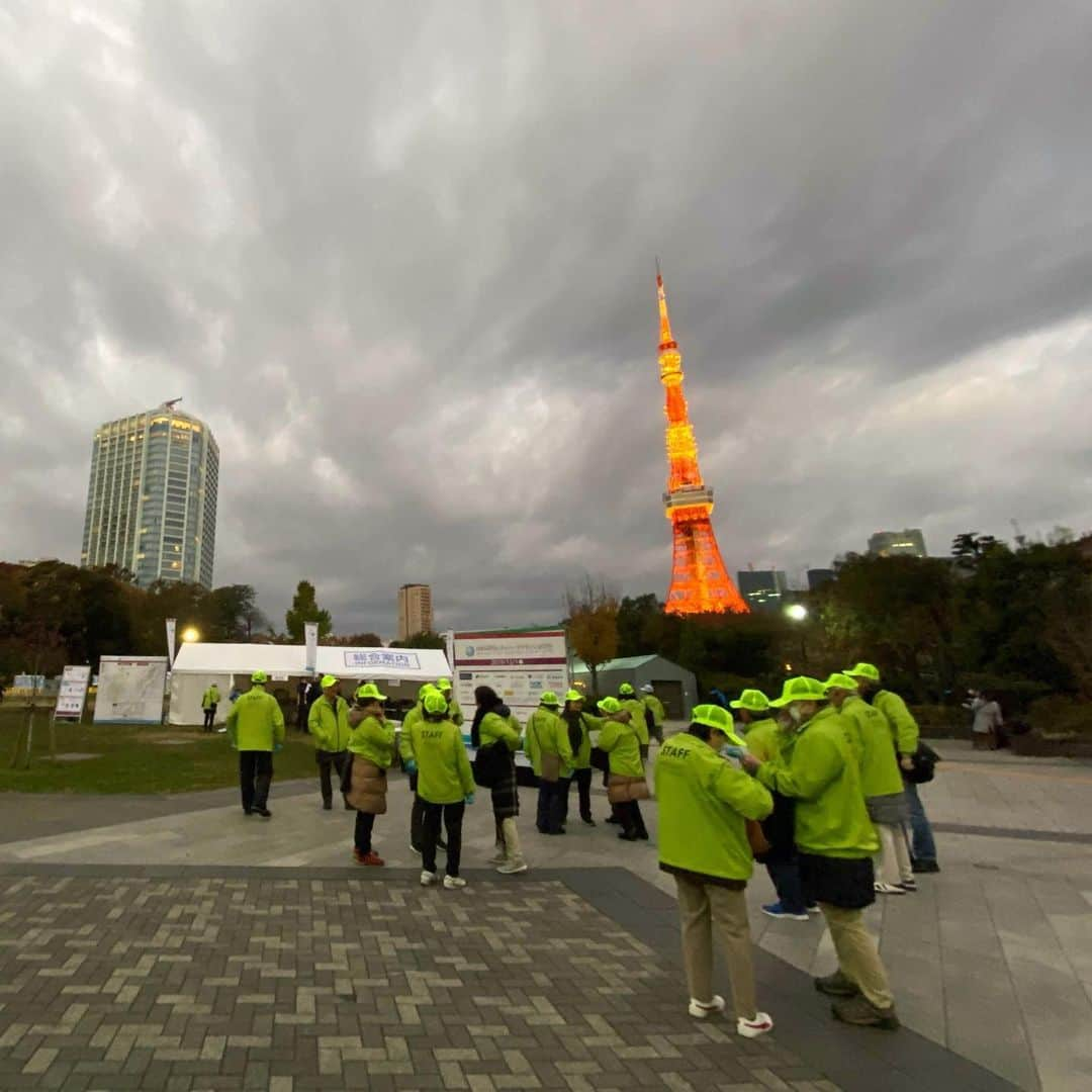 run+さんのインスタグラム写真 - (run+Instagram)「ランナーより先にフィニッシュー♪なんてねw 準備中の増上寺や芝公園を通りながら応援場所の飯倉交差点に ・ テレビ局とほぼ同時に準備し始めた私… ちょっと早かったかなー🤣 これから数時間後にはランナーで埋め尽くされるこの道 #ココからの景色は絶景だ!! ・ #MINATOシティハーフマラソン #minatoシティマラソン #minatoシティハーフマラソン2019  #ミナトシティハーフマラソン #ミナトシティハーフマラソン2019 #東京タワー #🗼 #写ラン #写真で伝えたい私の世界 ・ #ランニング #RUN #ゆるラン ・ #街ラン #街RUN ・ #GARMIN #ガーミン #ナイキプラス #ハシリマスタグラム #ハシリマスタグラム #ハシリマシタグラム #走るひと ・ #Runday #RunLovesLife」12月4日 5時19分 - runplus