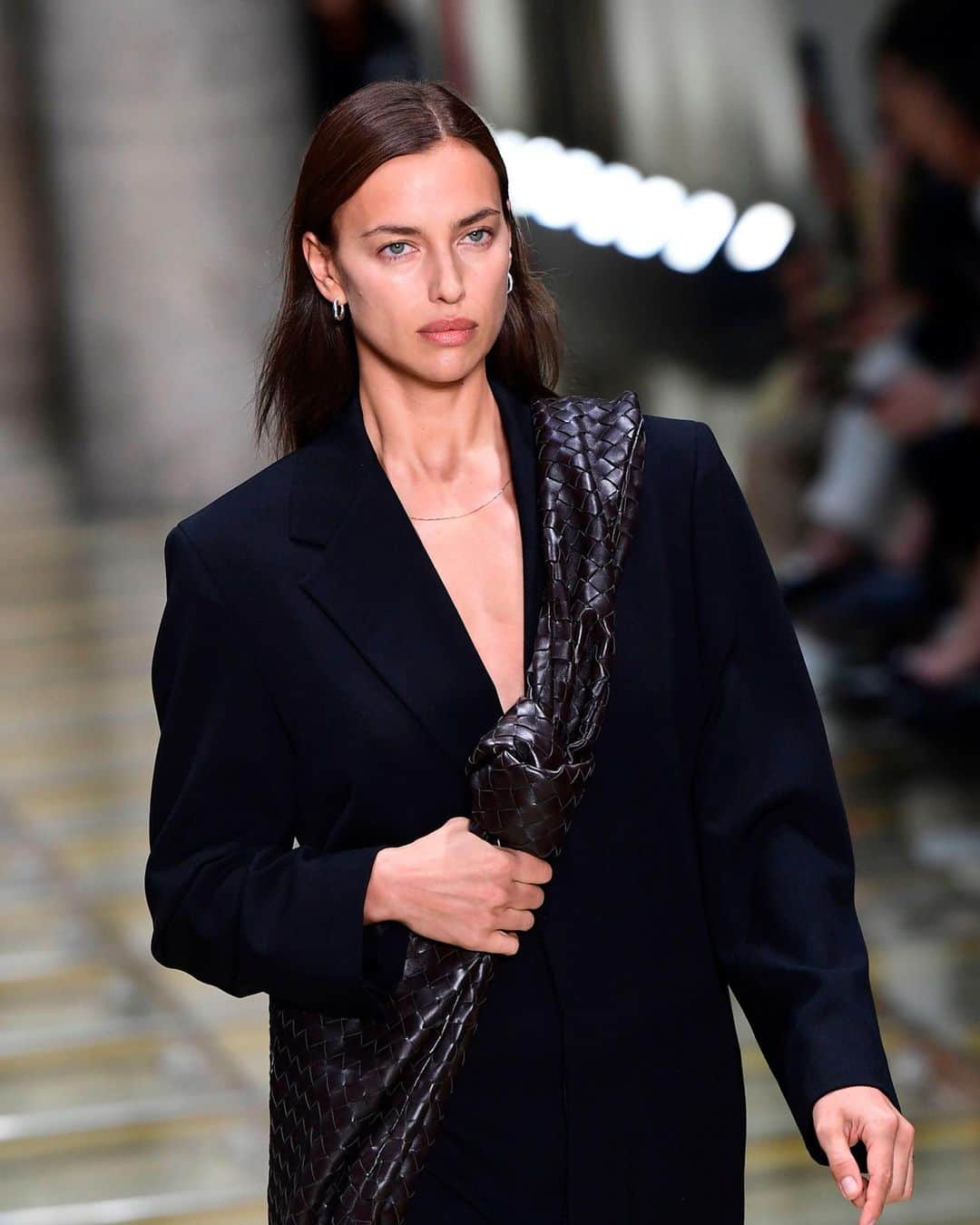 Fashion Weekのインスタグラム：「Last night, @bottegavenetta's creative director Daniel Lee won big at the @britishfashioncouncil’s #FashionAwards taking home four (!!) awards for Accessories Designer of the Year, British Designer of the Year Womenswear, Brand of the Year and Designer of the Year. 👈 See the looks from the designer's latest collection on the #MFW runway. Cover image @irinashayk, all 📸 by @gettyimages.」