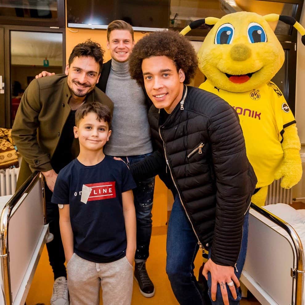 マッツ・フメルスのインスタグラム：「Es war mal wieder ein sehr schöner Besuch im Kinderkrankenhaus heute, eine wirklich wirklich tolle Tradition.  PS. Danke für das Bild Mira 👊🏻」