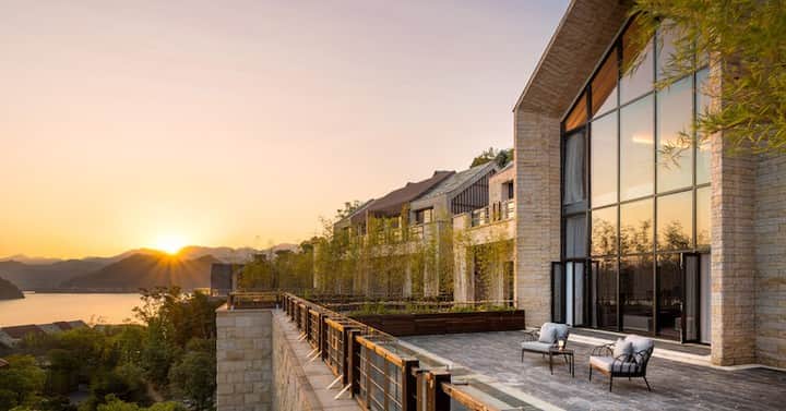 Conrad Hotelsのインスタグラム：「Located in the lush countryside of East China, the new Conrad Hangzhou Tonglu redefines "golden hour." #StayInspired」