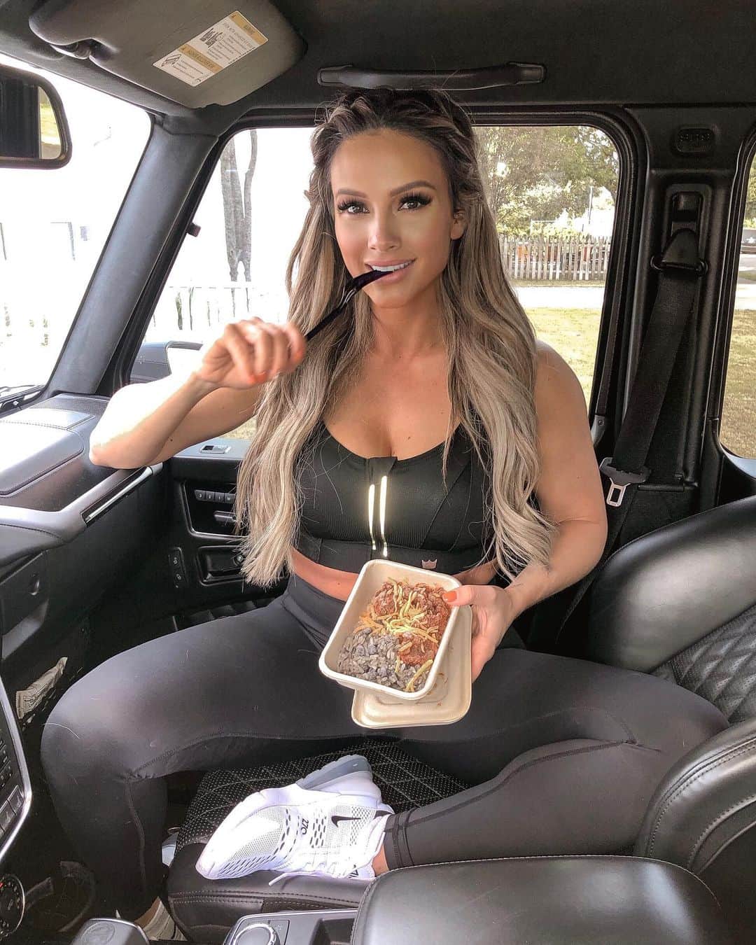 Paige Hathawayさんのインスタグラム写真 - (Paige HathawayInstagram)「Cyber Monday is over... BUT I still have your back! 😎🙌🏼 TODAY ONLY GET 30% off of your first order with flexpro meals.  I have to be honest these meals have truly made my life so much easier especially now that Baby P is keeping me busy. 👶🏼🏃🏼‍♀️💨 But now that I’m back focusing on with my fitness goals these meals are more important than ever!! Not only are they healthy but the variety keeps me from getting tired of the same meal over and over.  Check out @flexpromeals They also just came out with a bunch of new options and use code Paige30 for 30% off - today only** 😋」12月4日 5時44分 - paigehathaway
