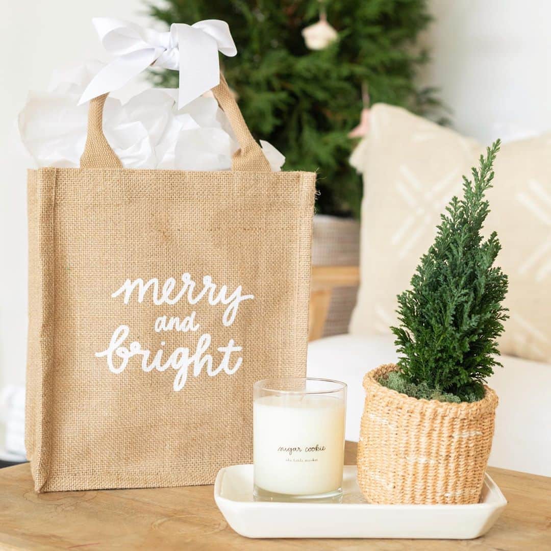 ローレン・コンラッドのインスタグラム：「We founded @thelittlemarket to give back, create positive change, and empower women globally. Today we are celebrating a global movement to give back to those in need by asking you to #givegiftsthatgiveback . Every product we carry is artisan-made following fair trade principles, ultimately contributing to a life-changing sustainable income for the women who made it 💛 Please think of us this year for your holiday gift giving x」