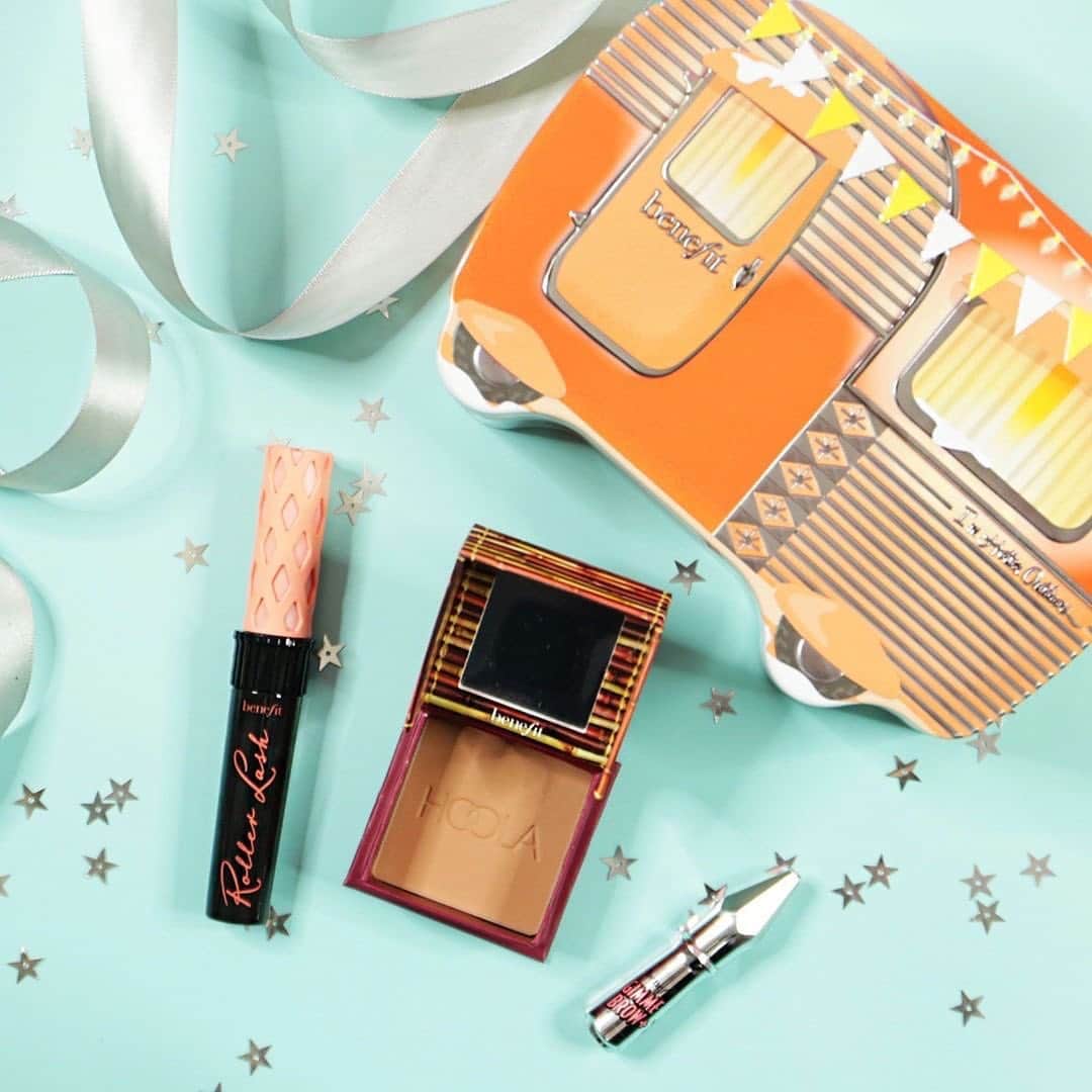 Benefit Cosmeticsさんのインスタグラム写真 - (Benefit CosmeticsInstagram)「We’ve got something special for all our Friends & Family! 😘 Shop all our #benefit products for 15% OFF now through 12/9 online & in-store at @macys! Featured in the photo: our limited-edition I’m Hotter Outdoors holiday set 🌟」12月4日 5時54分 - benefitcosmetics