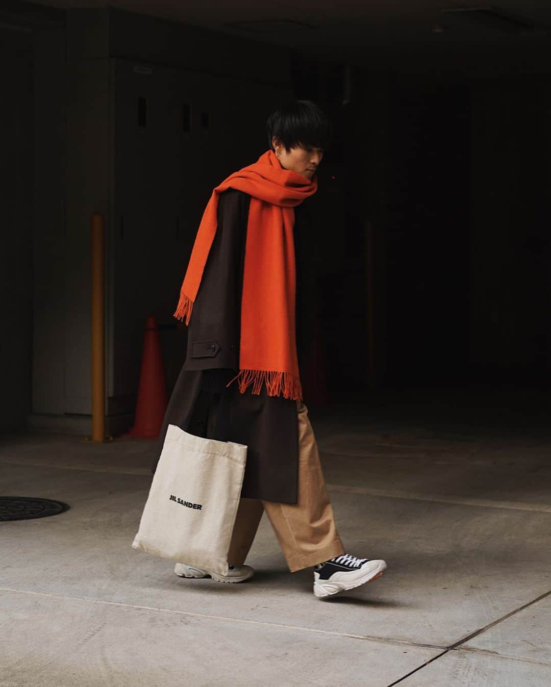 Ryoさんのインスタグラム写真 - (RyoInstagram)「ㅤㅤㅤㅤㅤㅤㅤㅤㅤㅤㅤㅤㅤ ロングコートに大判のマフラー。 ブラウンにオレンジが凄く合う！ 重くなりがちな冬コーデにマフラーで遊んでみてはどうでしょう？ ㅤㅤㅤㅤㅤㅤㅤㅤㅤㅤㅤㅤㅤ coat:#ryotakashima knit:#ryotakashima pants:#studionicolson shoes:#ion bag:#jilsander」12月3日 20時56分 - ryo__takashima