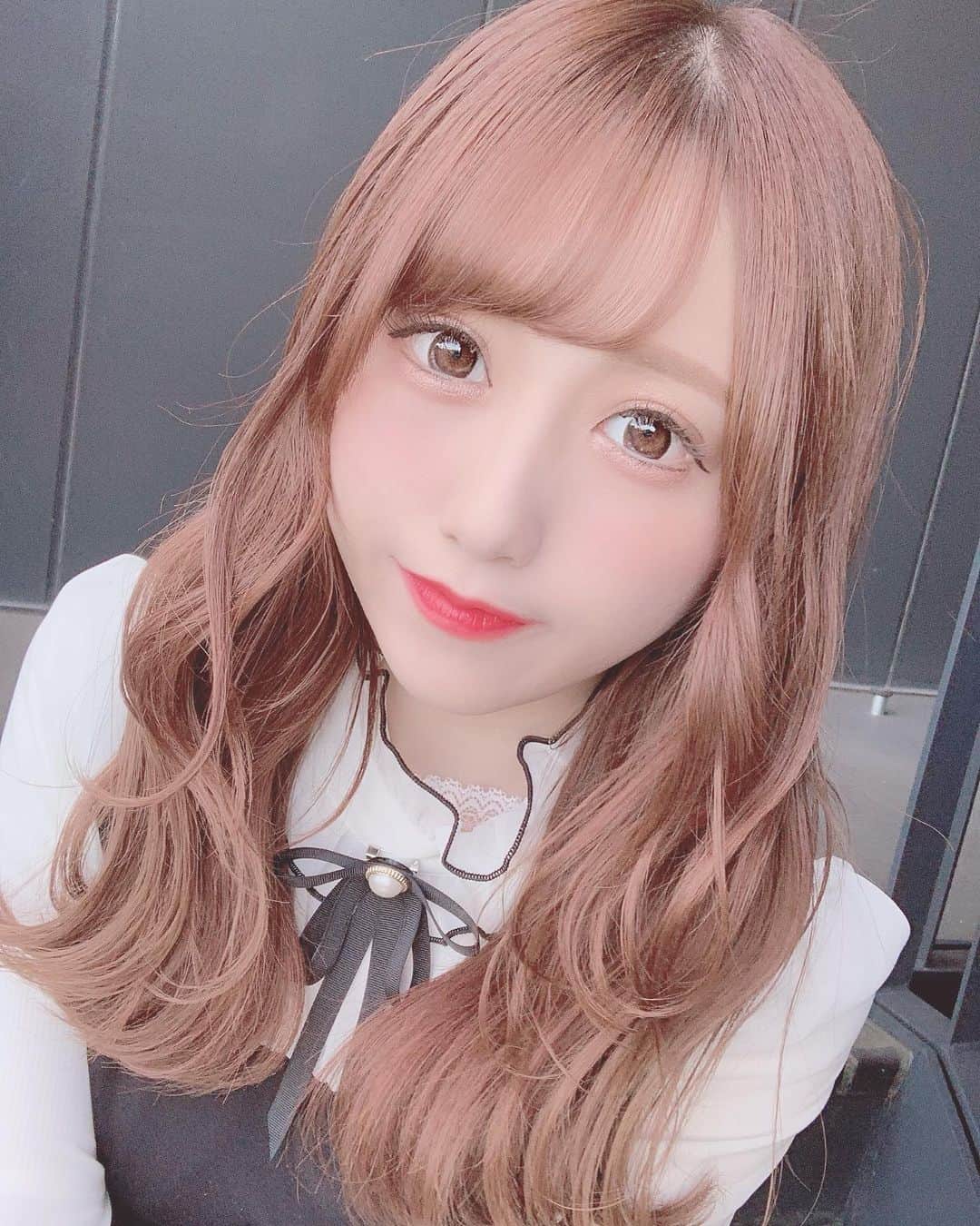田口未彩のインスタグラム：「🎀 . . . 今日は、山本さん( @yamamote_hair )のところへ🐇💗 . 山本さんの髪質改善最高すぎるのでみんなもぜひ、、ほんとに髪質どんどん良くなってってる！！！！感動が止まらない😭 . . 山本さんいつもありがとうございます❤︎❤︎ . . #やまモテヘア #原宿美容室 #原宿美容院 #ヘアカラー #秋ヘアカラー #ピンクベージュ #ミディアム #ロングヘアー #ストレートヘアー #ワンカール #冬ヘアカラー #原宿サロン #セーター #冬メイク #オレンジメイク #秋メイク #ピンクメイク #ピンク加工 #zara」