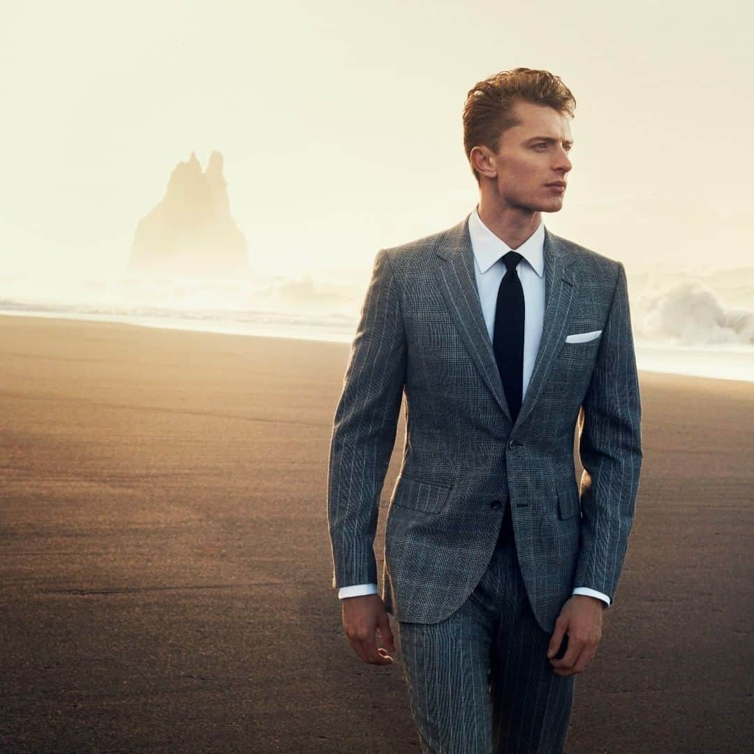 ギーブス&ホークスのインスタグラム：「This suit is cut in an exclusive cloth for Gieves & Hawkes in a distinctive graphic stripe and check flannel. Pair with a white cotton shirt and black silk grenadine tie to complete a classic yet unique look.  Available exclusively at No.1 Savile Row」
