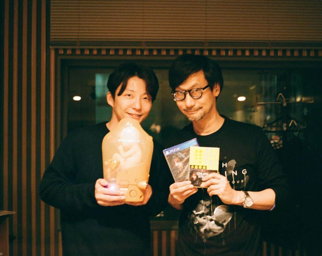 星野源さんのインスタグラム写真 - (星野源Instagram)「TOMORROW IS IN YOUR HANDS. POPVIRUS IS IN YOUR HEART.  #Deathstranding #PopVirus #GenHoshino #HideoKojima #星野源 #小島秀夫」12月3日 20時59分 - iamgenhoshino