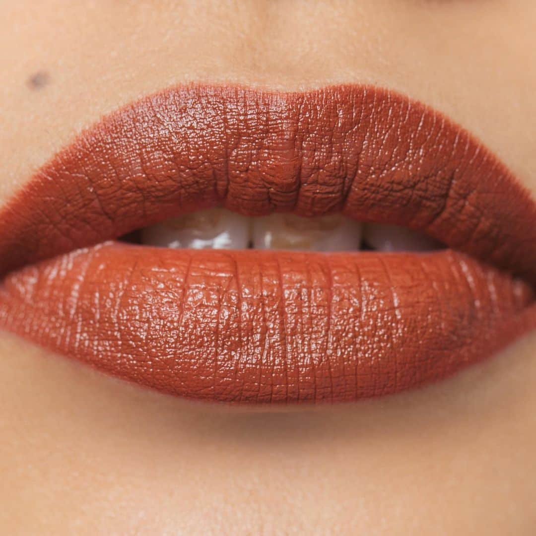 M∙A∙C Cosmetics Japanのインスタグラム：「ㅤ 2019年秋冬人気カラーでリップメイク💋 ㅤ 旬なモードにはまる「パラマウント」に指名買いが続出中。 ひと塗りでこなれ感抜群のトレンドカラーです✨ ㅤ ㅤ ↓↓使用製品↓↓ [リップスティック] パラマウント M·A·C プレップ プライム リップ  ㅤ MAKEUP & MODEL: M·A·C ARTIST KANA KIKUCHI @mac_m0101  PHOTO: @takaki_iwata ㅤ ㅤ ㅤ ㅤ ㅤ #MACCosmeticsJapan #MACコスメ #MACCosmetics #MAC #メイク #コスメ #リップ #ブラウンメイク #トレンドメイク #ブラウンリップ #口紅 #トレンド顔 #リップ下地 #リップメイク #冬コスメ #冬メイク #ブラウン #MACリップ #ルージュ #コスメ購入品 #スウォッチ #マットリップ #makeup #lipmakeup #cosmetics #brownlip #lip #lipstick #beauty」