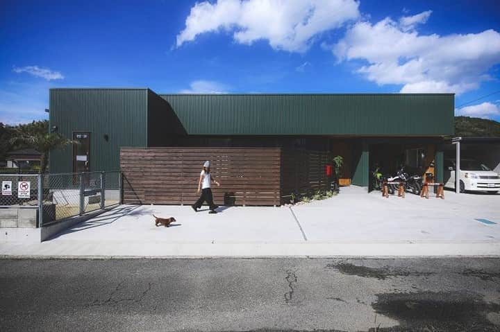 コラボハウス一級建築士事務所さんのインスタグラム写真 - (コラボハウス一級建築士事務所Instagram)「.⠀⠀ 車やバイクが好きなご夫婦がつくったのは⠀⠀ 屋根付きガレージのある家。⠀⠀ ダークグリーンのガルバリウムと⠀⠀ 板塀のこげ茶が好相性。⠀⠀ .⠀⠀ 愛犬が遊ぶドッグランには⠀⠀ アメリカンフェンスを使用しました。⠀⠀ 世田谷ベースのような⠀⠀ 大人の遊び心あふれる空間です。⠀⠀ .⠀ こちらはホームページの施工例で⠀ 「新居浜ベース」としてご紹介しています。⠀ @collabo_house　からご覧ください。⠀ #外観 #ファサード #ガルバリウム #ダークグリーン #板塀 #アメリカンフェンス #平屋 #ビルトインガレージ #バイク好き #車好き #アウトドア #世田谷ベース #自分らしい暮らし #デザイナーズ住宅 #注文住宅新築 #設計士と直接話せる #設計士とつくる家 #コラボハウス #インテリア #愛媛 #香川 #新築 #注文住宅#マイホーム」12月3日 21時00分 - collabo_house