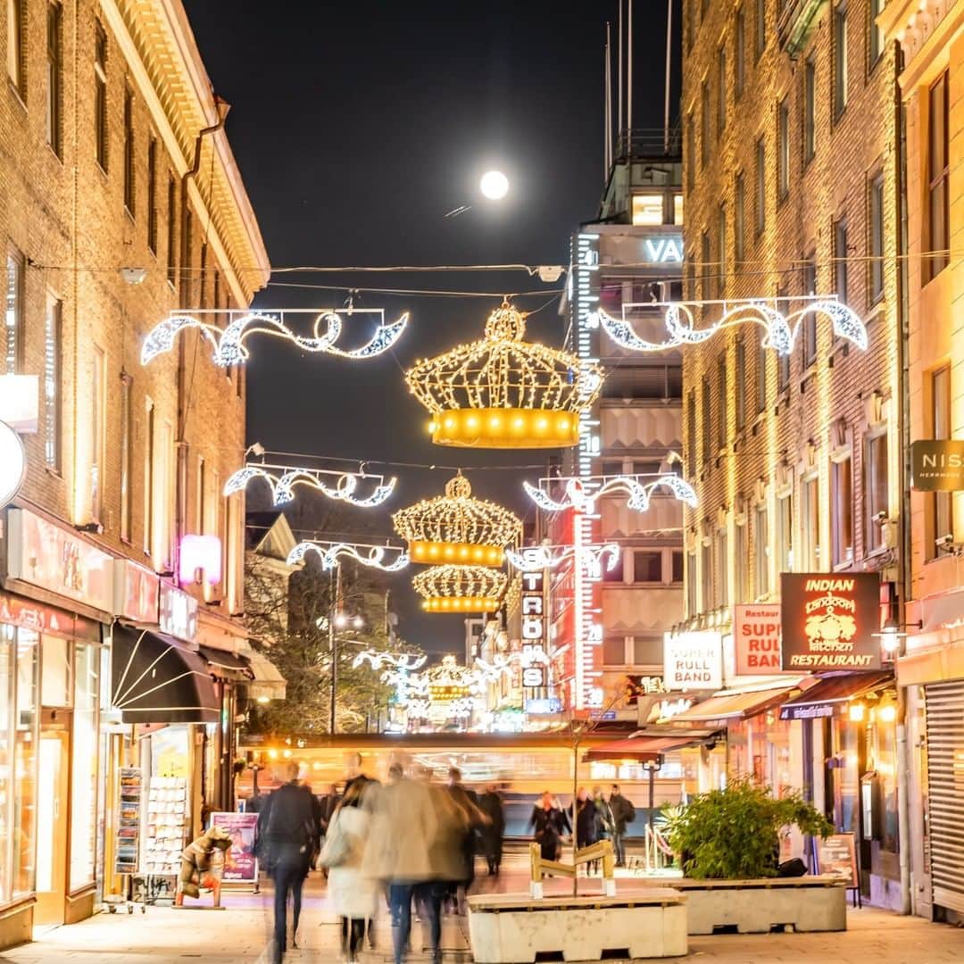 ルフトハンザさんのインスタグラム写真 - (ルフトハンザInstagram)「The winterly light decoration all over Gothenburg spreads a warm and welcoming feeling all over the city. #Lufthansa #CityOfTheMonth #Gothenburg」12月3日 21時01分 - lufthansa