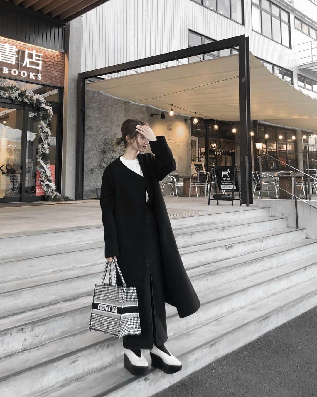 のインスタグラム：「outfit 🐼  高知へ帰ってた時の #outfit 今年は年末も帰れそう ♡ 残りあと1ヶ月、 ラストスパート頑張ろう✨  coat,blouse @amel_official__ skirt @apartbylowrys shoes @stellamccartney bag @dior  #fashion #monotone #ai_fashion」