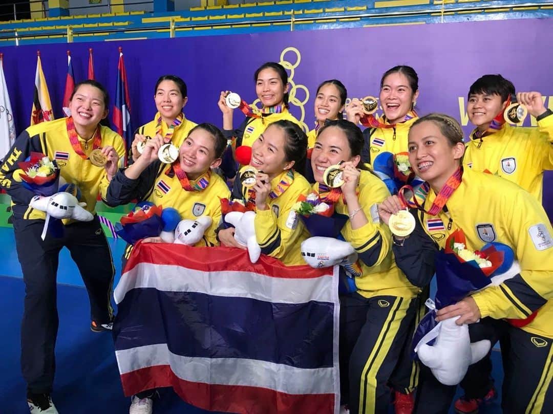 ラチャノック・インタノンのインスタグラム：「Happy to be a part of this amazing team always! ❤️🤍💙🤍❤️ #seagames2019 #wewinasone」
