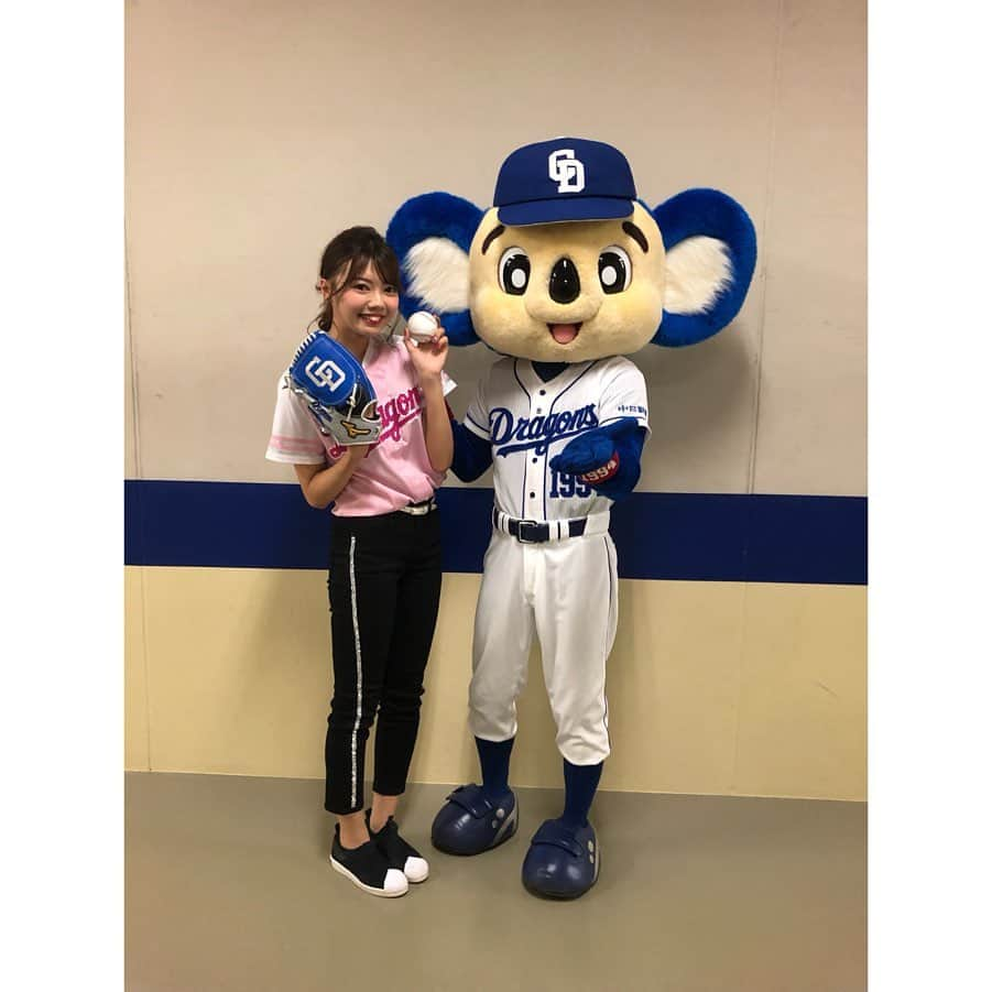 加藤里奈（カトリーナ）さんのインスタグラム写真 - (加藤里奈（カトリーナ）Instagram)「🐨💗💙 終了後はドアラと撮影📷 * * #インスタ野球女子 #始球式 #中日ドラゴンズ #dragons #nhk #ドアラ #cbcラジオ #cbc1053 #アナウンサー #衣装 #私服 #自前 #baseball #野球女子 #野球観戦 #野球好きな人と繋がりたい #ユニフォーム #ユニフォーム女子 #npb #ドラゴンズファンと繋がりたい #ナゴヤドーム #ナゴヤドーム始球式  #カメラ #カメラマン #撮影 #shooting #announcer #フリーアナウンサー #モデル #model」12月3日 21時07分 - rinakatoktriiina