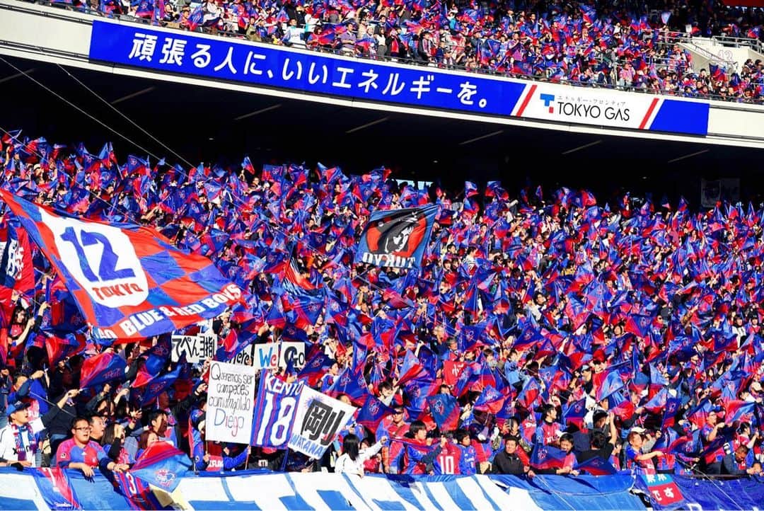 FC東京オフィシャルグッズさんのインスタグラム写真 - (FC東京オフィシャルグッズInstagram)「. 見渡すがきりの青と赤。 最高の雰囲気をありがとうございました。 また横浜で。全員で。#最後の1秒まで 。 @fctokyoofficial  #FC東京 #味の素スタジアム  #fctokyo  #tokyo」12月3日 21時13分 - fctokyoofficial