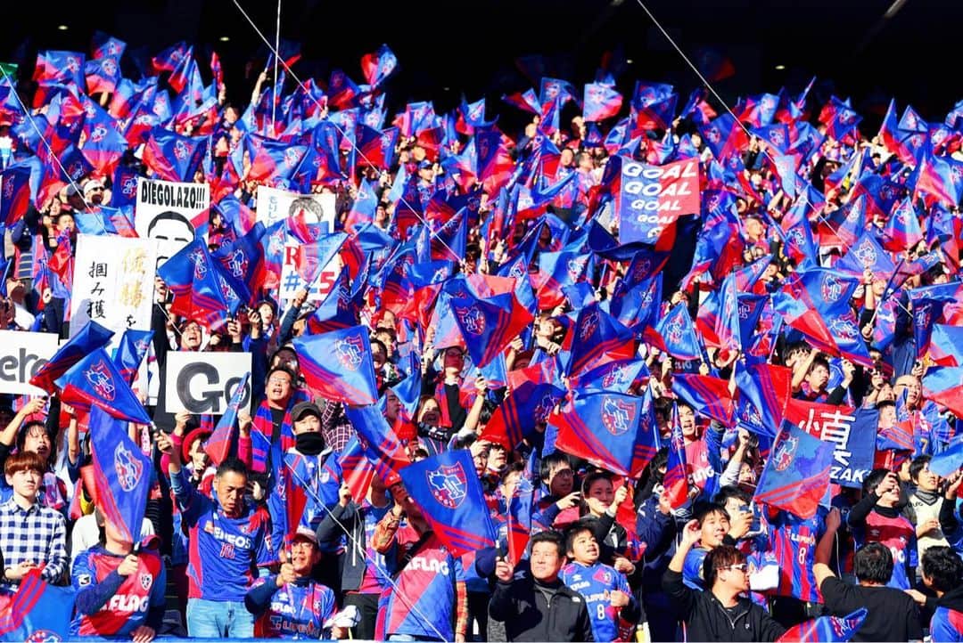 FC東京オフィシャルグッズさんのインスタグラム写真 - (FC東京オフィシャルグッズInstagram)「. 見渡すがきりの青と赤。 最高の雰囲気をありがとうございました。 また横浜で。全員で。#最後の1秒まで 。 @fctokyoofficial  #FC東京 #味の素スタジアム  #fctokyo  #tokyo」12月3日 21時13分 - fctokyoofficial
