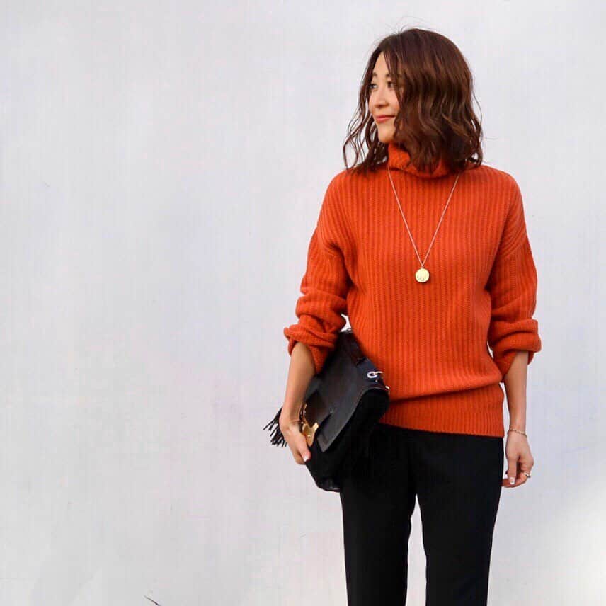 ei0601meさんのインスタグラム写真 - (ei0601meInstagram)「✴︎ 寒空に映えるこっくりとした濃密なオレンジ。 大きすぎずタイトすぎないサイズ感でさりげなく素敵に着こなせるニット。 @jamaisvu_jp はユーモアのあるデザインと豊富なカラーバリエーションで冬のコーディネートのポイントに🧡 ・ ・ knit: @jamaisvu_jp  bottom:zara bag:dvf shoes:sergiorossi ・ ・ #jamaisvu_jp #jamaisvu #ジャメヴ #jamaisvu_code」12月3日 21時09分 - ei0601me