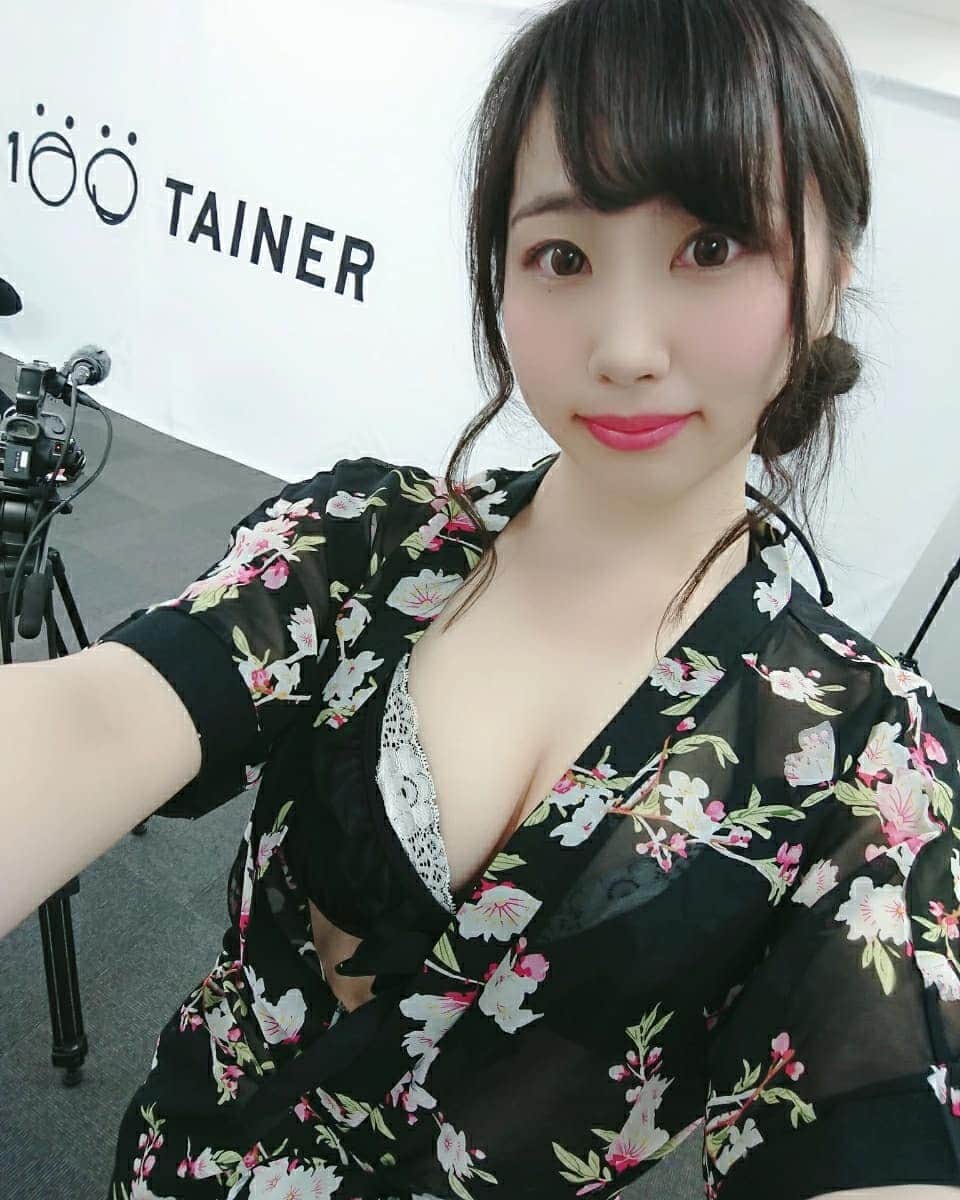 のインスタグラム：「【出演情報】#中京テレビ  12月3日(火) 24:50～ . 『#100TAINER 』に出演します❣️ . 東海エリアになりますが、観れないエリアの方は、翌日以降番組のYouTubeにもUPされるとのことなので、『YouTube 100TAINER』で検索して観てみてね😉💖 . . 体の色んな部分を使ってクイズ形式で書道を披露してます😁どの部分を使って書いたか観て当ててみてね🙆🙅🎶 . . 出演されている #井筒和幸 監督の名前も書いてみました😄🖌️ . . . . . . @shirahamari . . . 🧡∴..∴..∴..∴..∴..∴..∴.🧡 . . . . . . #白葉まり #テレビ出演 #ctv #特技 #一発芸 #書道 #習字 #shodo  #talent #グラビアアイドル #グラビア #グラビアタレント #グラドル自画撮り部 #fカップ #ビキニ #bikini #インスタグラビア #goodevening #晩安 #晩上好」