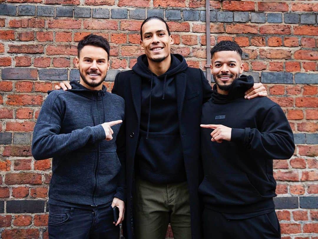 F2Freestylersのインスタグラム：「BEST DEFENDER IN THE WORLD? 🌍🤔 WHAT DO YOU THINK? 👀💬 NEW VIDEO WITH @virgilvandijk OUT LATER TODAY! 🎥」